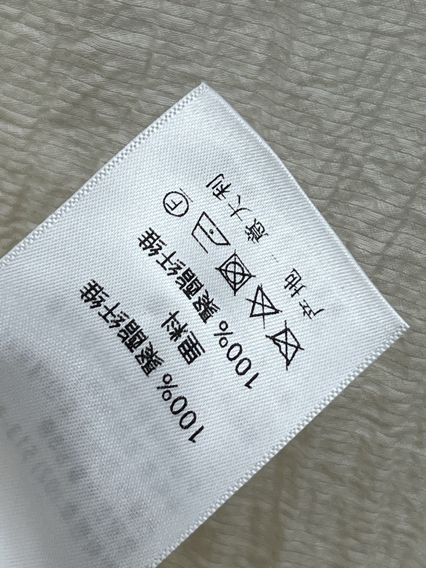D家 25夏季新款 肌理感休闲套装 翻领扭结短袖衬衣+阔腿裤 面料丝滑有质感 丰富有光泽的肌理感 满满的