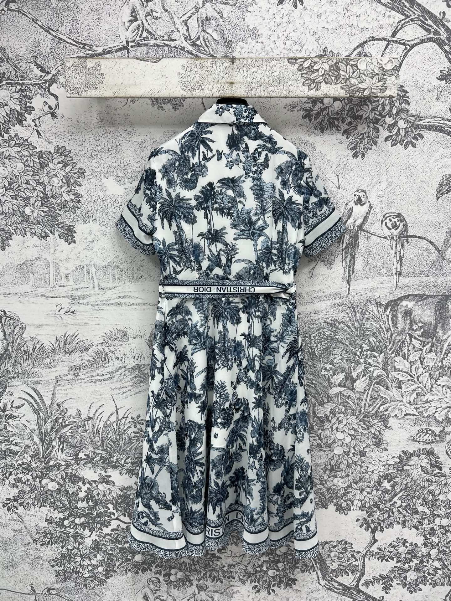 D家 25夏季新款 椰树印花翻领短袖连衣裙 经典小翻领设计 定制logo单排扣点缀 本布系带收腰轻松分割