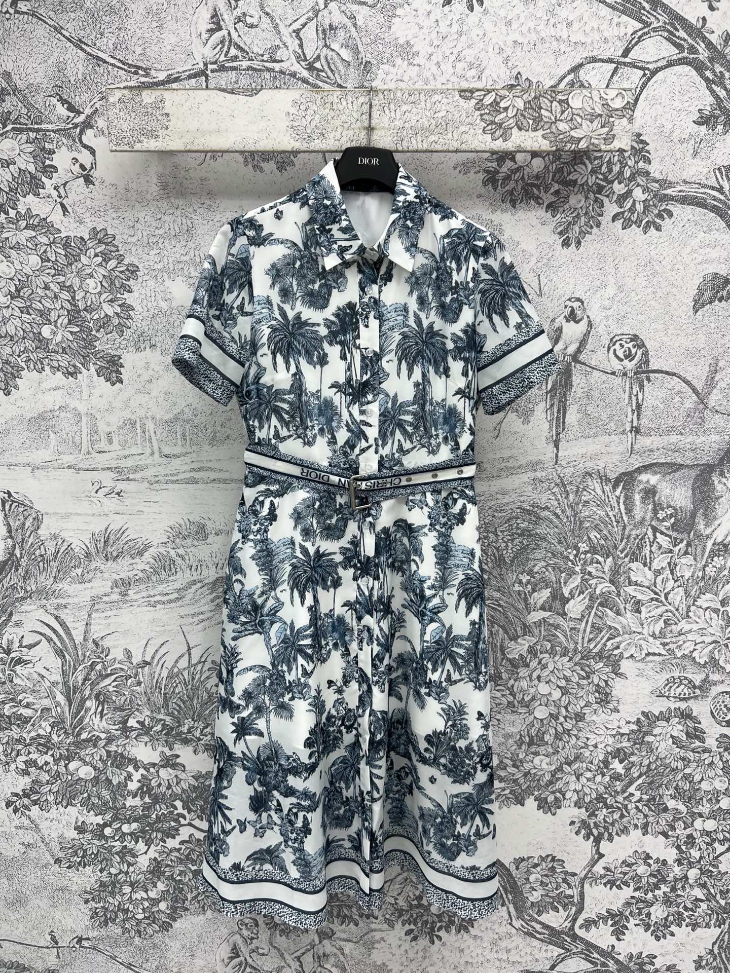 D家 25夏季新款 椰树印花翻领短袖连衣裙 经典小翻领设计 定制logo单排扣点缀 本布系带收腰轻松分割