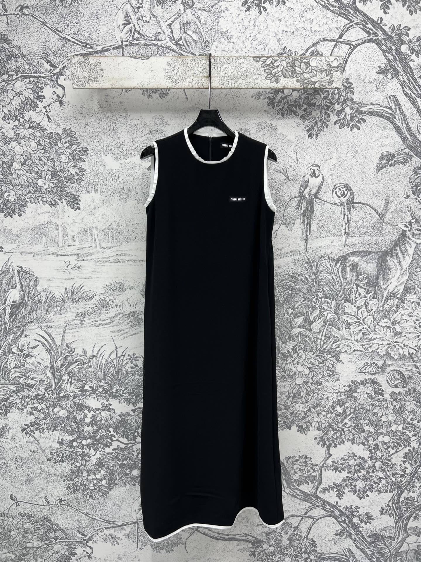 NO:423957,Miu 25 summer new round neck sleeveless dress, round neck straight fit style, three-dimensional slim fit, contrasting color edge embellishment, slim and pulling temperament, right side slit design of skirt, letter logo stickers, classic and atmospheric and fashionable, one color three codes SML,,miumiu, skirts, alexander wang19860909Miu 25夏季新款 圆领无袖连衣裙 圆领直筒版型 立体修身剪裁 撞色包边点缀 上身显瘦又拉气质 裙摆右侧开叉设计 字母logo贴条装饰经典又大气时尚 一色三码 SML,,miumiu,skirts,alexander wang,Women's clothing