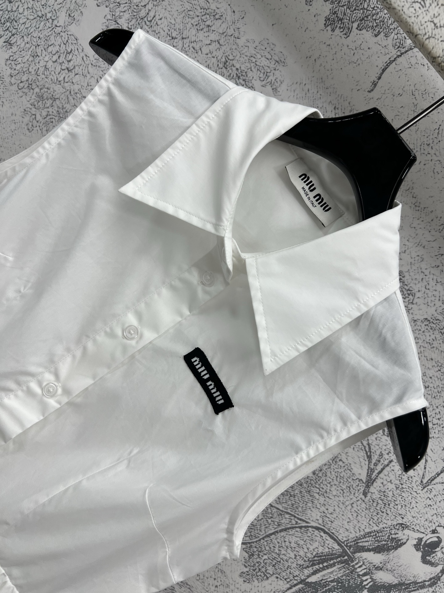 Miu 25夏季新款 学院风翻领无袖连衣裙 胸logo刺绣贴布点缀 凸显品牌魅力 翻领无袖半排扣拼接褶皱