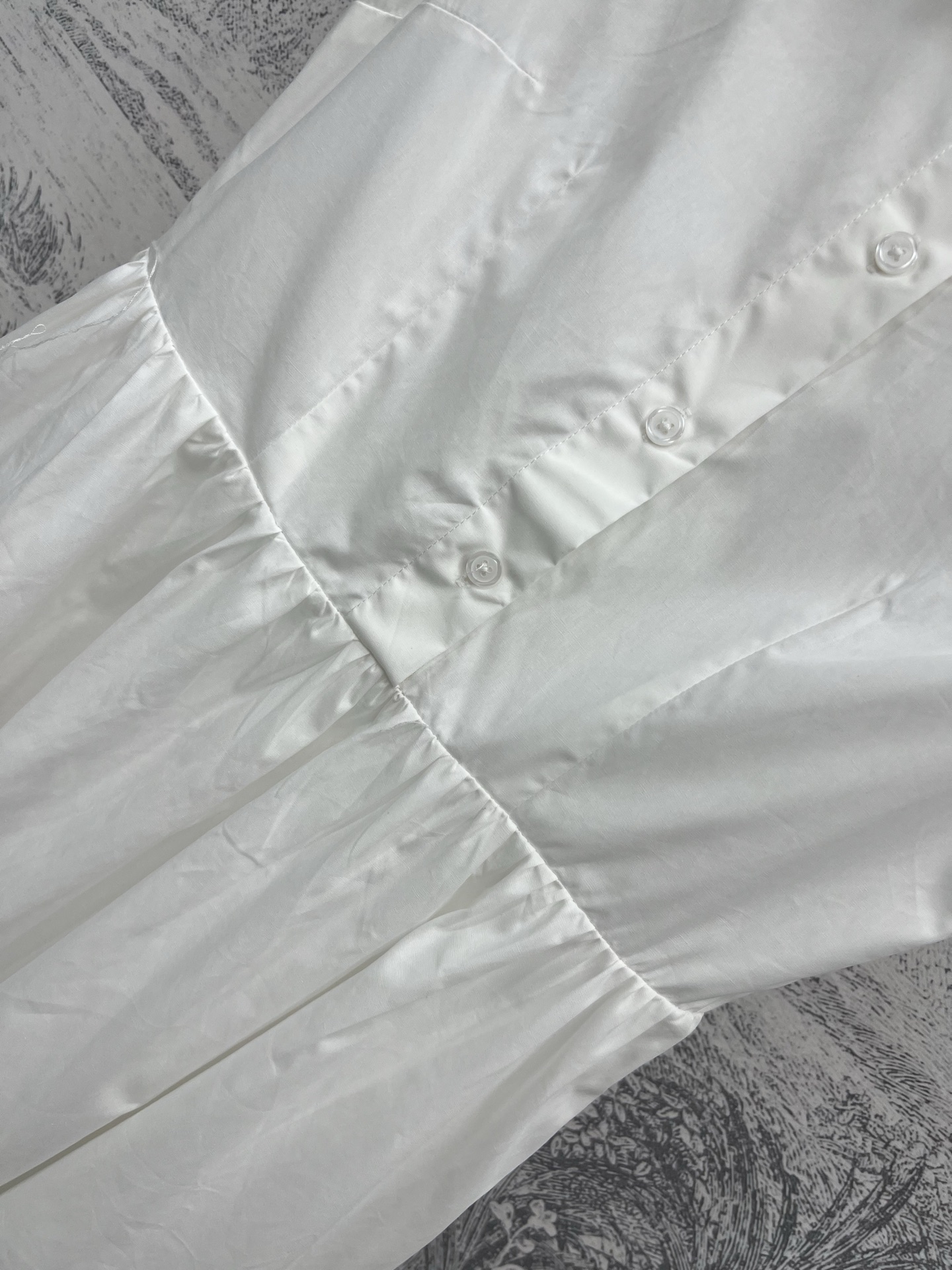 Miu 25夏季新款 学院风翻领无袖连衣裙 胸logo刺绣贴布点缀 凸显品牌魅力 翻领无袖半排扣拼接褶皱
