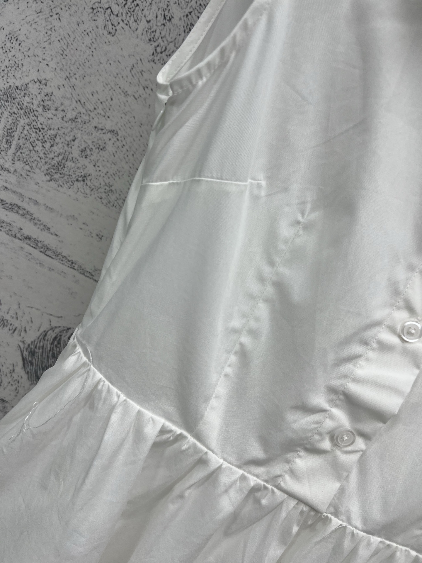 Miu 25夏季新款 学院风翻领无袖连衣裙 胸logo刺绣贴布点缀 凸显品牌魅力 翻领无袖半排扣拼接褶皱