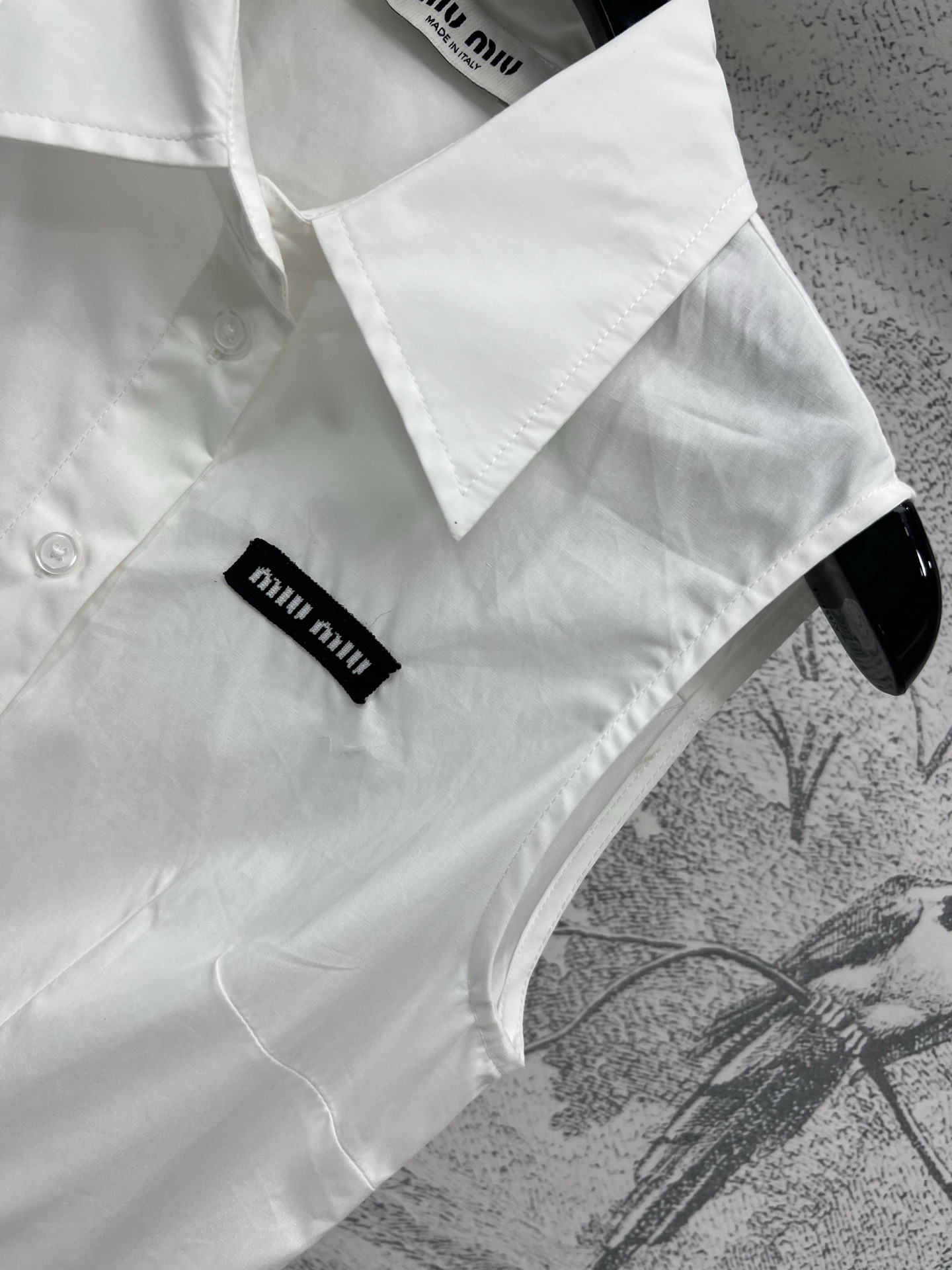 Miu 25夏季新款 学院风翻领无袖连衣裙 胸logo刺绣贴布点缀 凸显品牌魅力 翻领无袖半排扣拼接褶皱