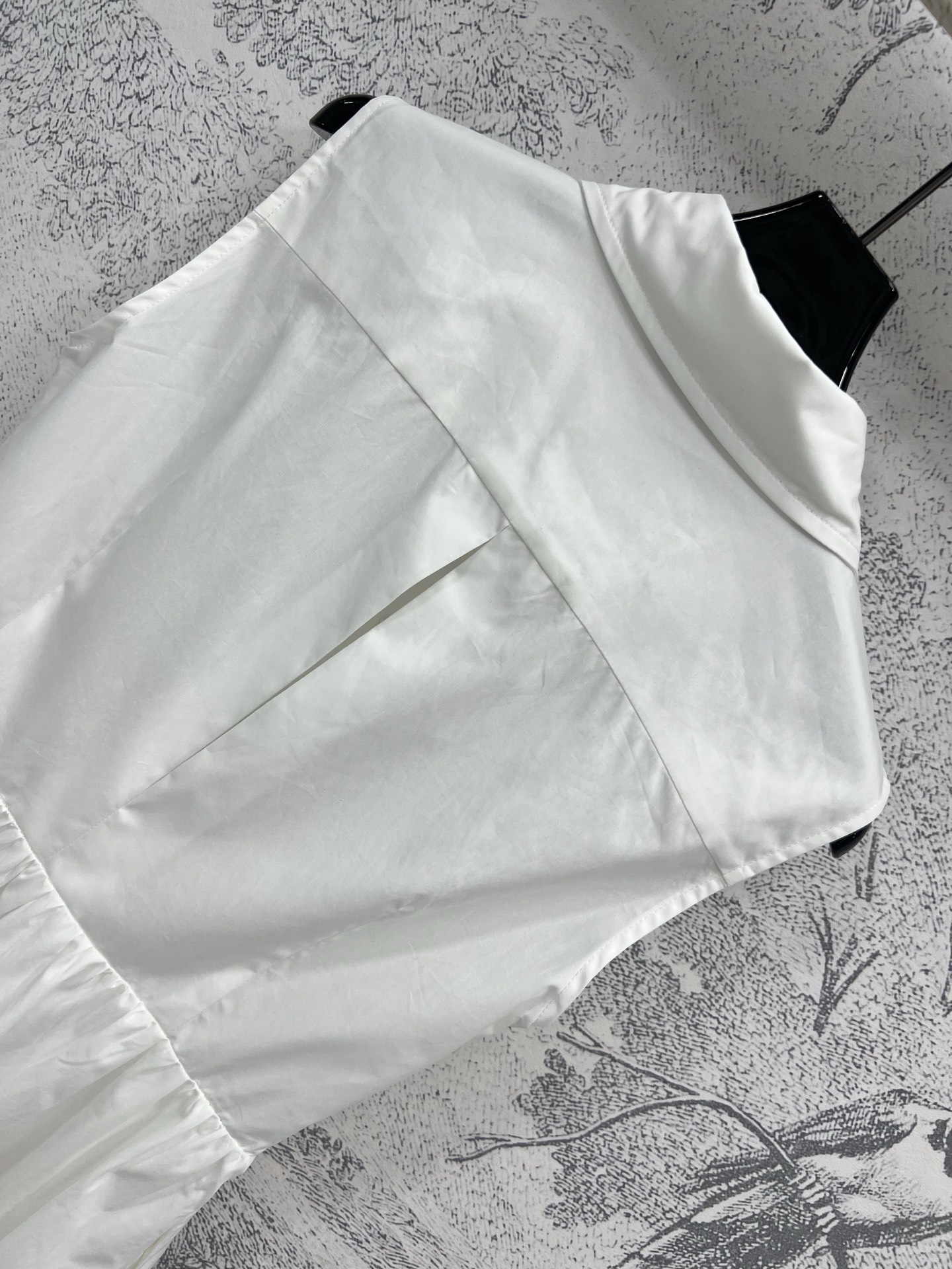 Miu 25夏季新款 学院风翻领无袖连衣裙 胸logo刺绣贴布点缀 凸显品牌魅力 翻领无袖半排扣拼接褶皱