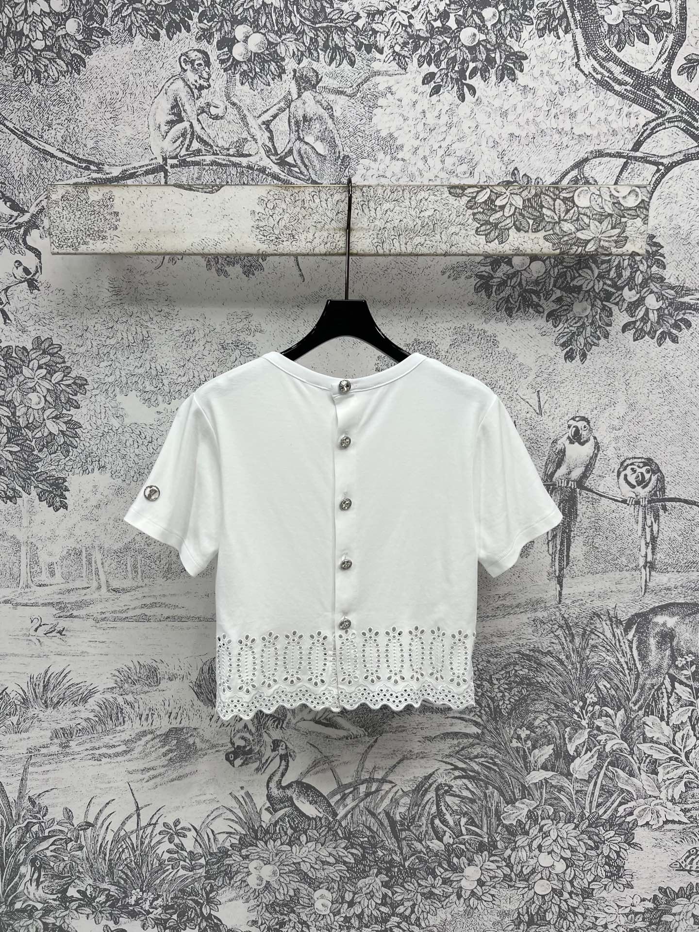 NO:425308,L Home 25 summer new round neck-breasted short-sleeved top elegant and simple and generous solid color short-sleeved top hollow embroidery design loose short cut style super inclusive to the figure and very slim and slim. Hardware logo buttons show brand charm. The upper body is simply amazing. Simple and durable. Super slim and covers flesh. Good for daily dates and shopping. One color and three codes SML,,louis vuitton, T-shirt,alexander wang19860909L家 25夏季新款 圆领排扣短袖上衣 优雅又简洁大方的纯色短袖上衣 衣摆镂空刺绣设计 宽松短款裁版型 对身材超级有包容性非常显瘦修身 五金Logo纽扣彰显品牌魅力 上身简直绝啦 简约耐看 超级显瘦遮肉 日常约会逛街都不错 一色三码 SML,,louis vuitton,T-shirt,alexander wang,Women's clothing