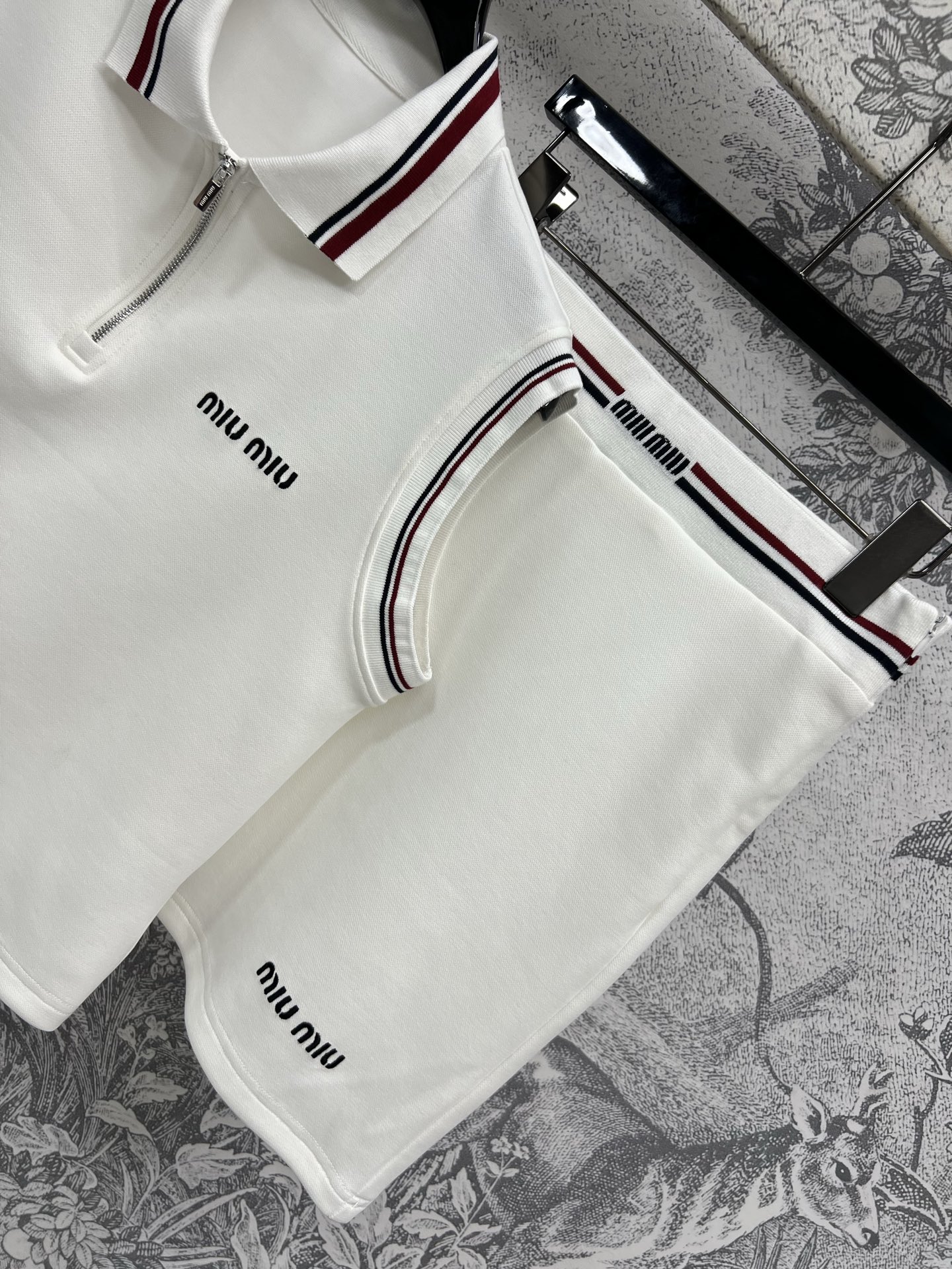 Miu 25夏季新款 Polo领无袖上衣+高腰短裙 充满青春校园风的套装 经典红白杠条装饰 上身舒适又好