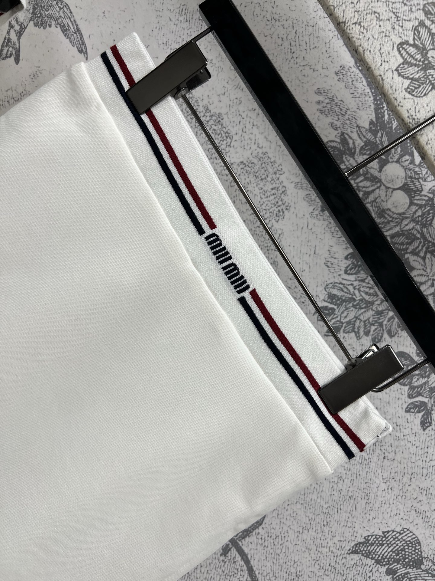 Miu 25夏季新款 Polo领无袖上衣+高腰短裙 充满青春校园风的套装 经典红白杠条装饰 上身舒适又好