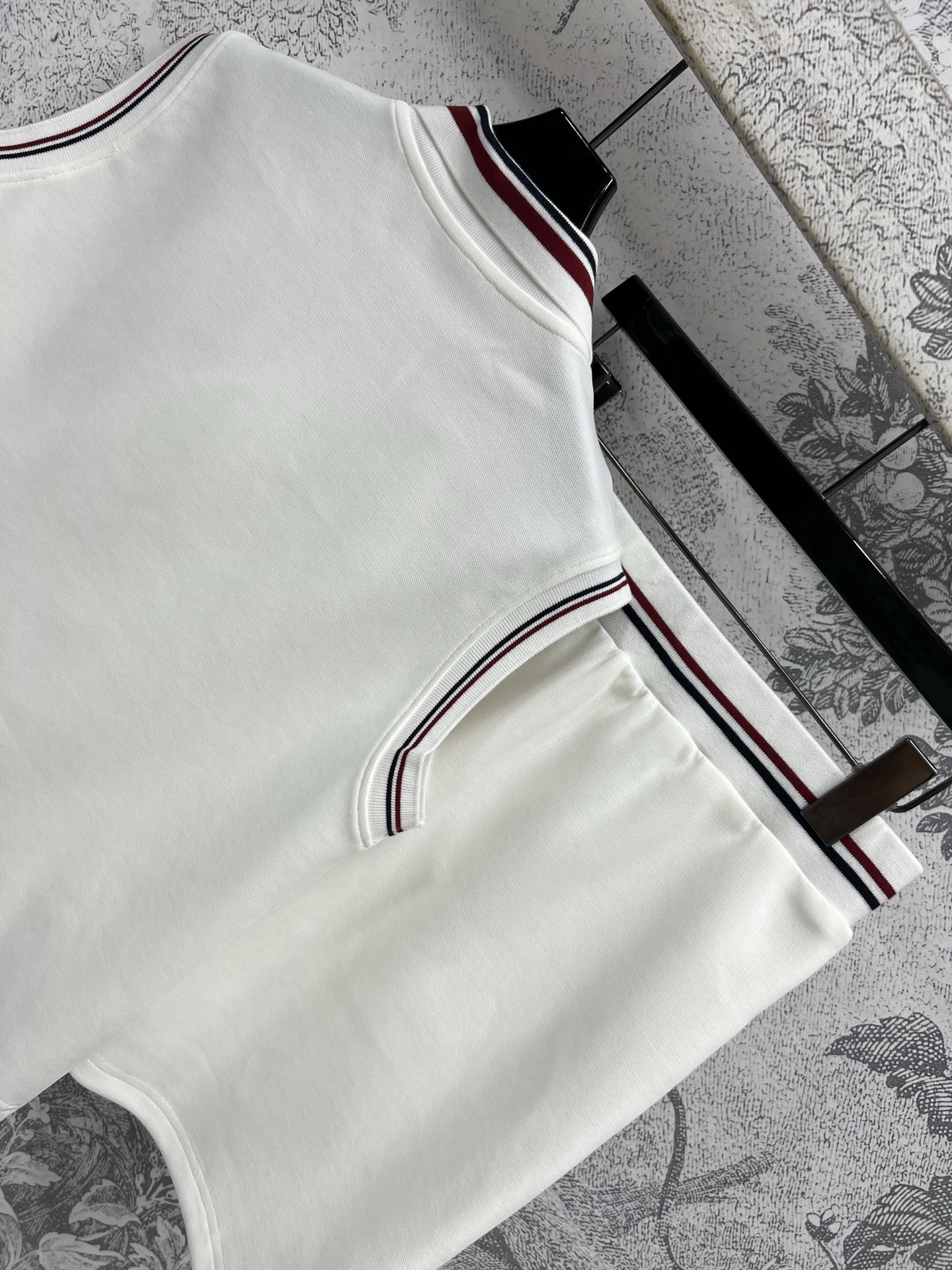 Miu 25夏季新款 Polo领无袖上衣+高腰短裙 充满青春校园风的套装 经典红白杠条装饰 上身舒适又好