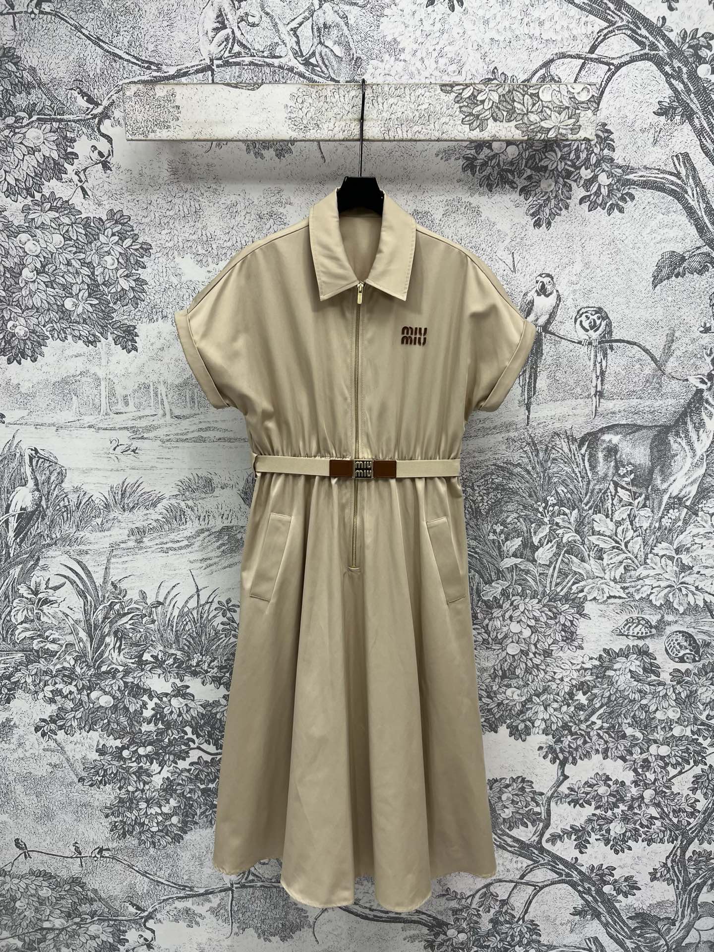 NO:426348,Miu 25 summer new style, lapel short-sleeved windbreaker dress, super hidden dress, giant body modification proportion, must enter for girls with flesh, look taller and slim in one second, with aura, elastic waist hanging large skirt, easy to show graceful figure, elegant and generous, lapel semi-zipper design, hardware logo elastic belt creates waist-hugging contour, easy to divide body proportions, full of high-end sense, street photography shows aura, fabric details are very good, one color and three codes SML,,miumiu, skirts, T-shirt, alexander wang19860909Miu 25夏季新款 翻领短袖风衣连衣裙 超级藏肉的连衣裙 巨修饰身材比例 有肉肉女孩必入 一秒的显高显瘦 自带气场 松紧腰垂顺大裙摆 轻松展现曼妙身材 优雅又大方 翻领半拉链设计 五金logo松紧腰带营造收腰轮廓 轻松分割身材比例 高级感满满 街拍巨显气场 面料细节很赞一色三码 SML,,miumiu,skirts,T-shirt,alexander wang,Women's clothing