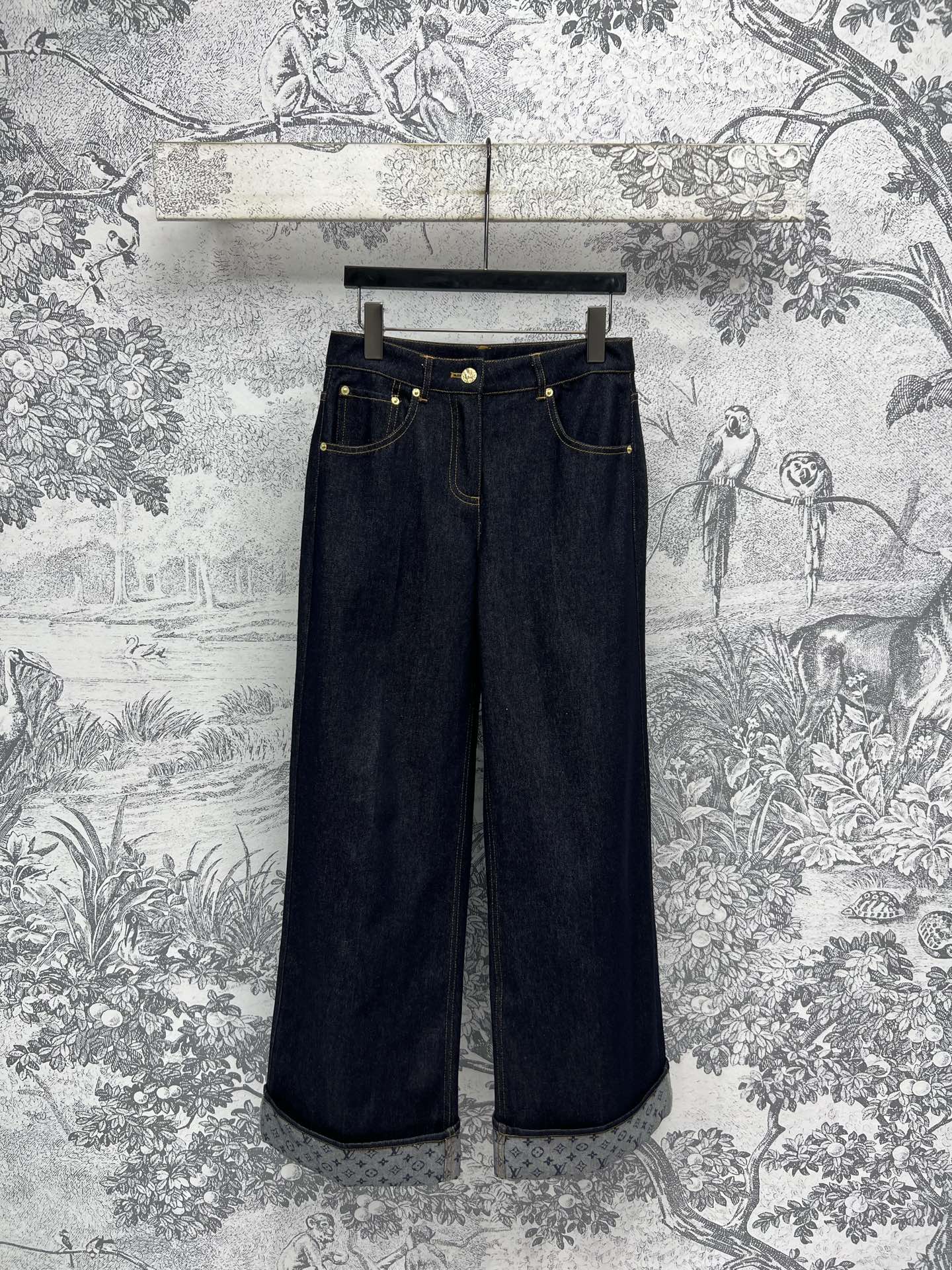 NO:426362,L Home 25 summer new style, jacquard presbyterian denim series, suspender zipper dress + V-neck small suspender + high-waist curled shorts + curled wide-leg trousers, custom jacquard presbyterian denim wash fabric youthful age-reducing feeling, fashionable and high-end upper body, cool and handsome, design waist-hugging style elegant and atmospheric, custom hardware with gold pocket embellishment, imported denim fabric three-dimensional and stylish, a series of matching easy to match fashionable outfits, one color three-code SML,,louis vuitton, skirts, shorts, alexander wang19860909L家 25夏季新款 内提花老花牛仔系列 吊带拉链连衣裙+V领小吊带+高腰卷边短裤+卷边阔腿长裤 定制内提花老花牛仔洗水面料的青春减龄感 上身时髦高级 又酷帅 设计收腰版型优雅大气 定制五金配金 口袋修饰点缀 进口牛仔面料立体有型 一系列搭配轻松拿捏时髦穿搭 一色三码 SML,,louis vuitton,skirts,shorts,alexander wang,Women's clothing