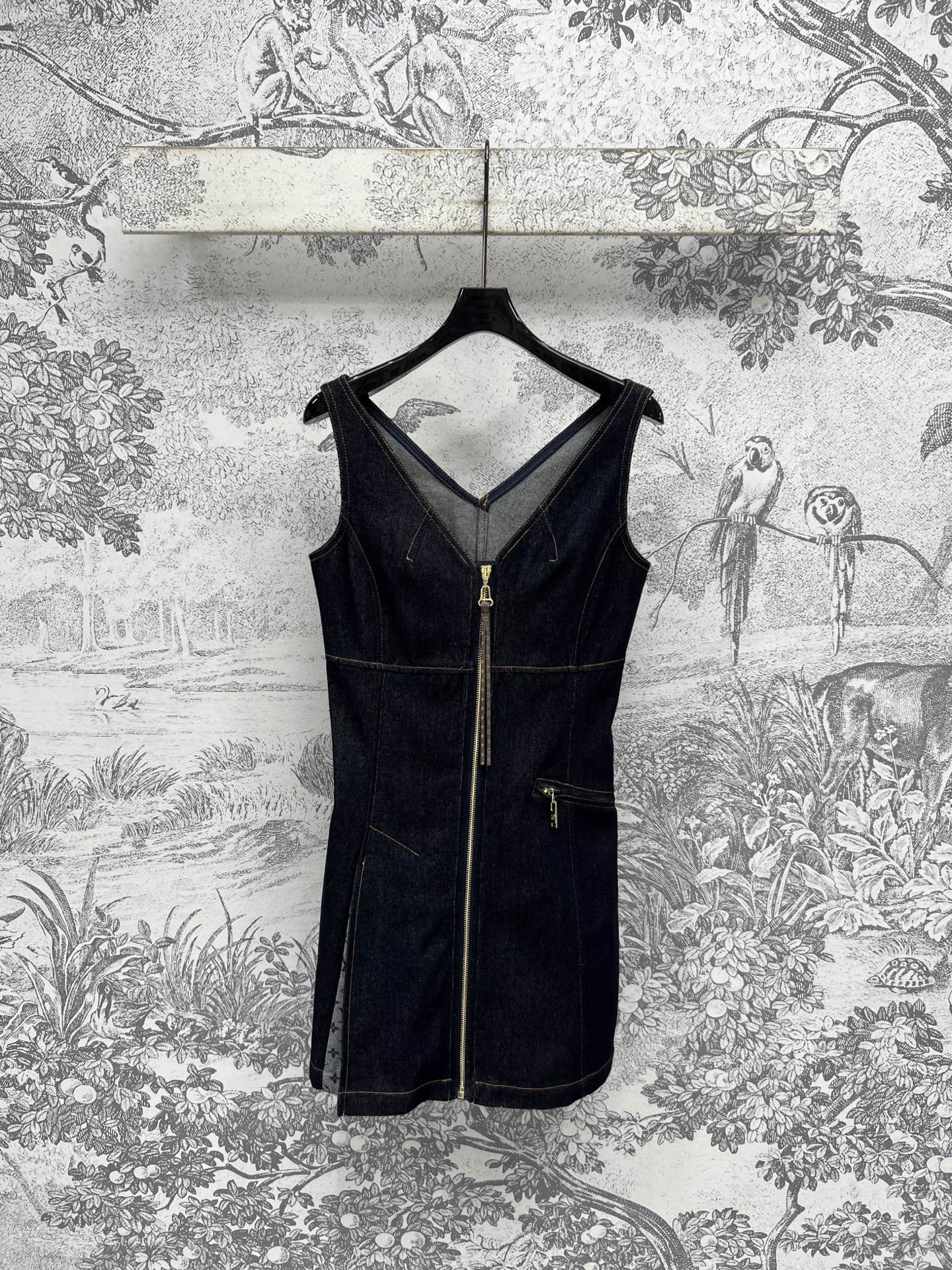 NO:426372,L Home 25 summer new style, jacquard presbyterian denim series, suspender zipper dress + V-neck small suspender + high-waist curled shorts + curled wide-leg trousers, custom jacquard presbyterian denim washing fabric youthful age-reducing feeling, fashionable and high-end upper body, cool and handsome, design waist-hugging style elegant and atmospheric, custom hardware with gold pocket embellishment, imported denim fabric three-dimensional and stylish, a series of matching easy to match fashionable outfits, one color three-code SML,,louis vuitton, skirts, shorts, alexander wang19860909L家 25夏季新款 内提花老花牛仔系列 吊带拉链连衣裙+V领小吊带+高腰卷边短裤+卷边阔腿长裤 定制内提花老花牛仔洗水面料的青春减龄感 上身时髦高级 又酷帅 设计收腰版型优雅大气 定制五金配金 口袋修饰点缀 进口牛仔面料立体有型 一系列搭配轻松拿捏时髦穿搭 一色三码 SML,,louis vuitton,skirts,shorts,alexander wang,Women's clothing