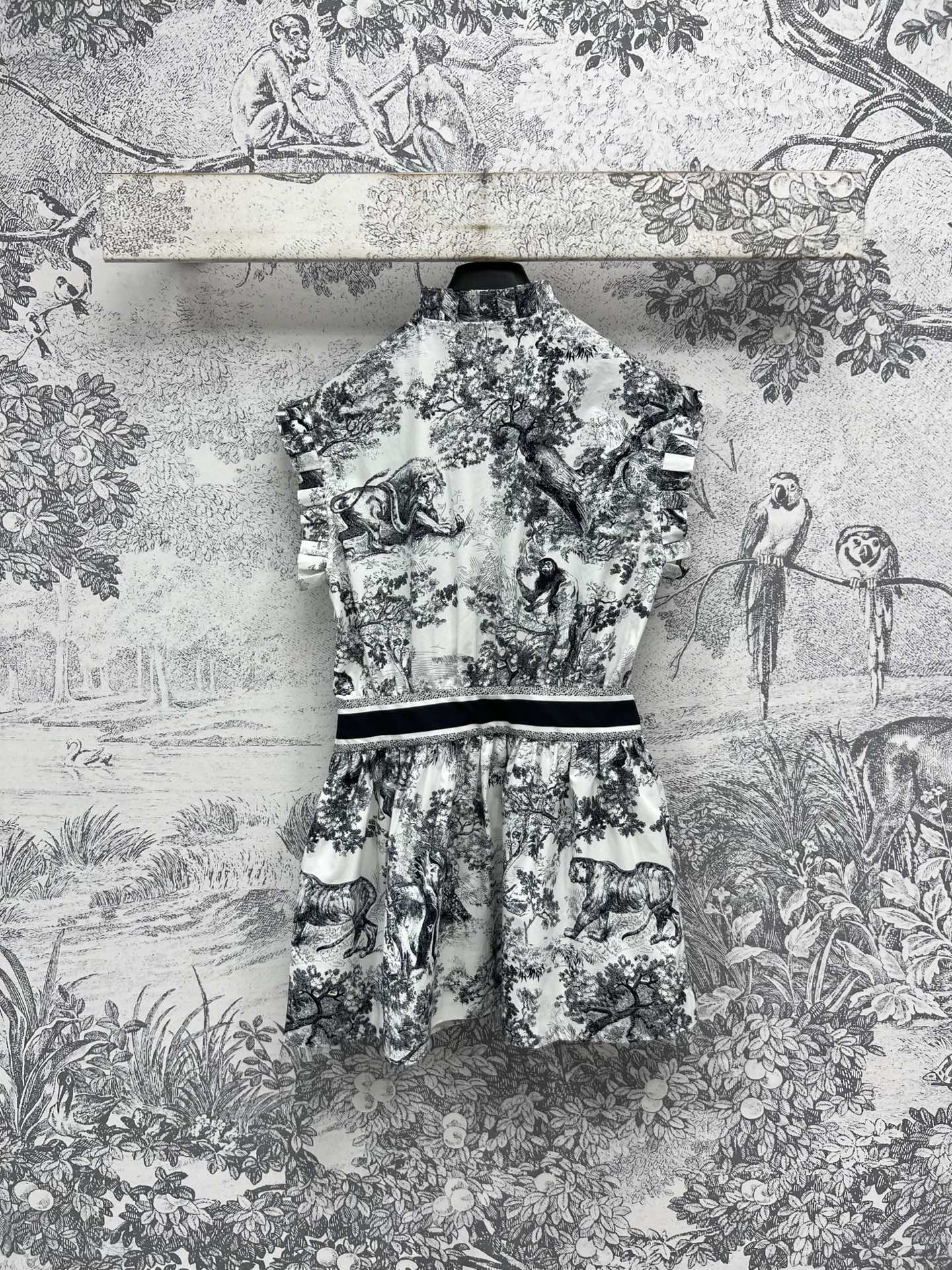 D家 25夏季新款 丛林印花木耳花边无袖连衣裙 经典的水墨丛林动物印花 演绎复古情怀 上身太爱了 水墨画