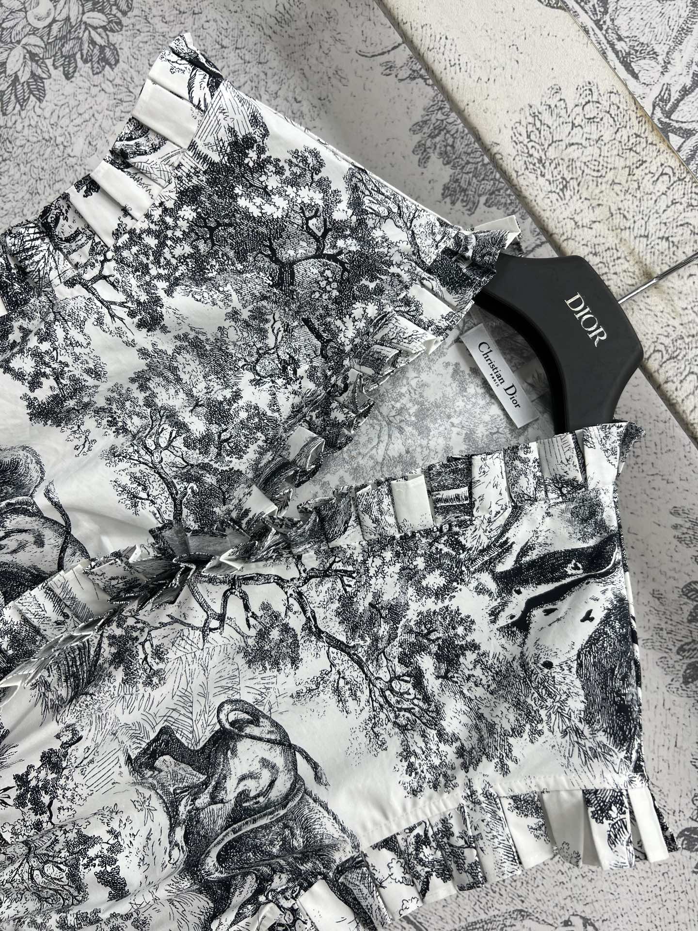 D家 25夏季新款 丛林印花木耳花边无袖连衣裙 经典的水墨丛林动物印花 演绎复古情怀 上身太爱了 水墨画