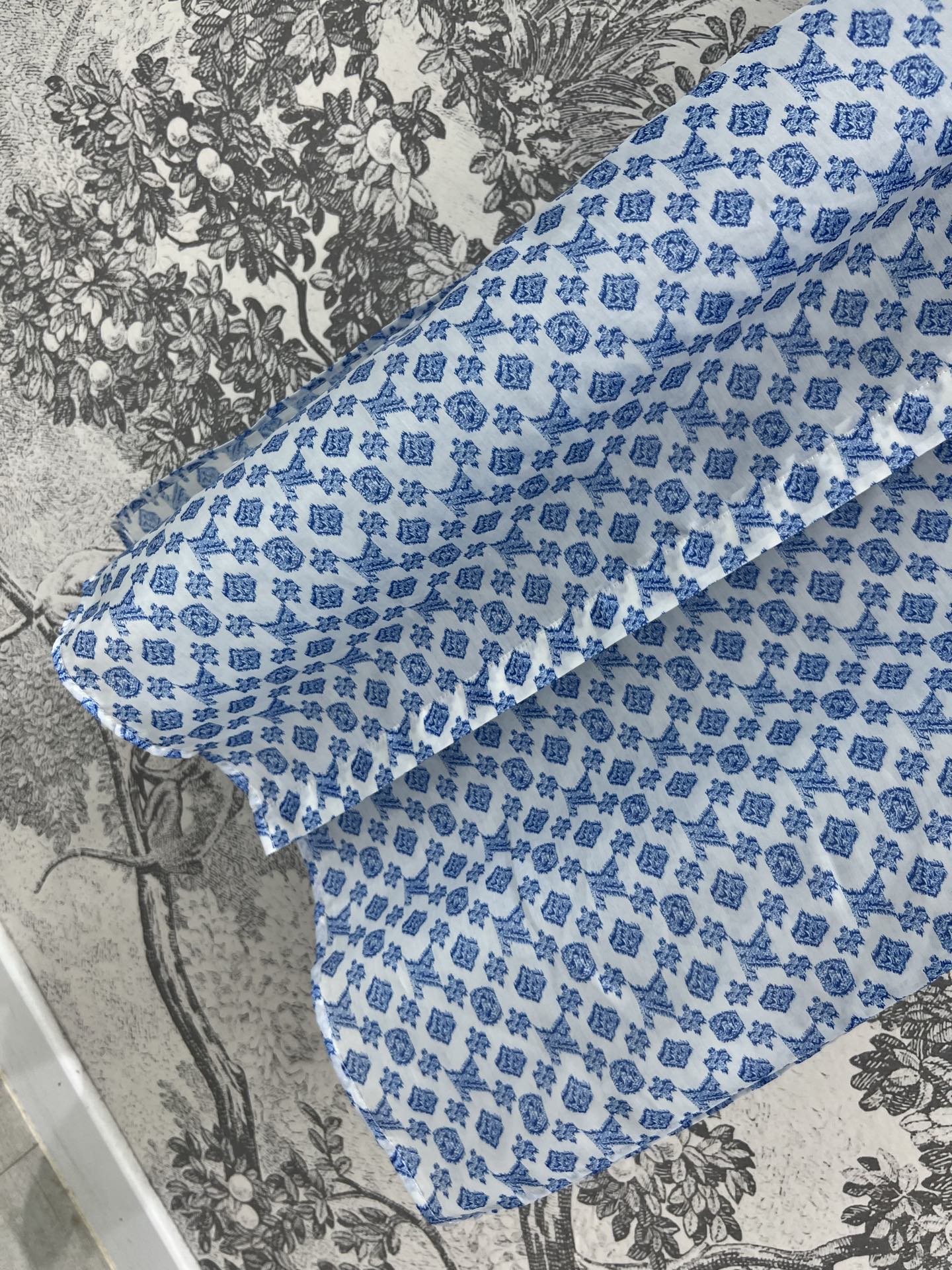 L家 25夏季新款 老花印花立领长款衬式连衣裙 满印经典老花印花彰显a品牌魅力 时髦又洋气 立领长袖长款