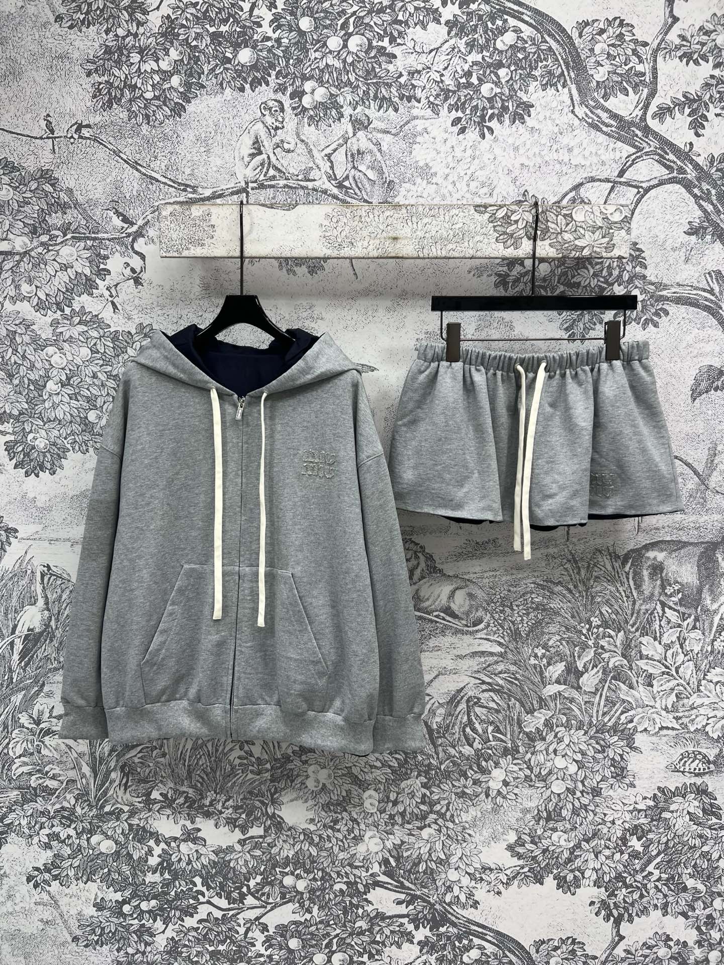 Miu 25夏季新款 双面穿休闲套装 连帽拉链外套+短裙 日常穿着更显休闲随性 一面灰色卫衣面料一面深蓝