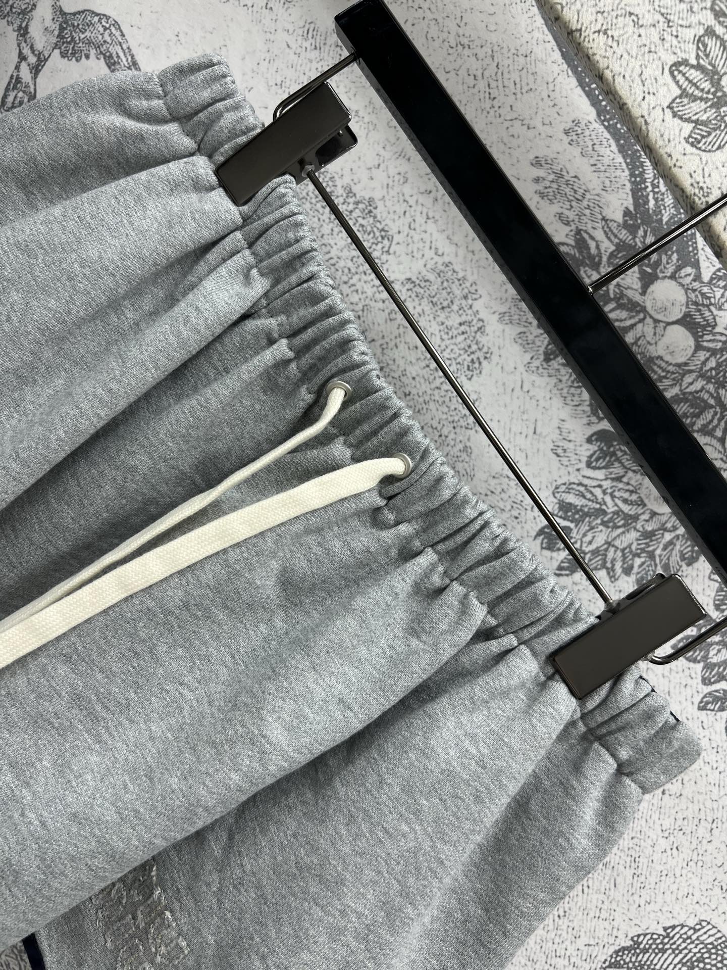 Miu 25夏季新款 双面穿休闲套装 连帽拉链外套+短裙 日常穿着更显休闲随性 一面灰色卫衣面料一面深蓝