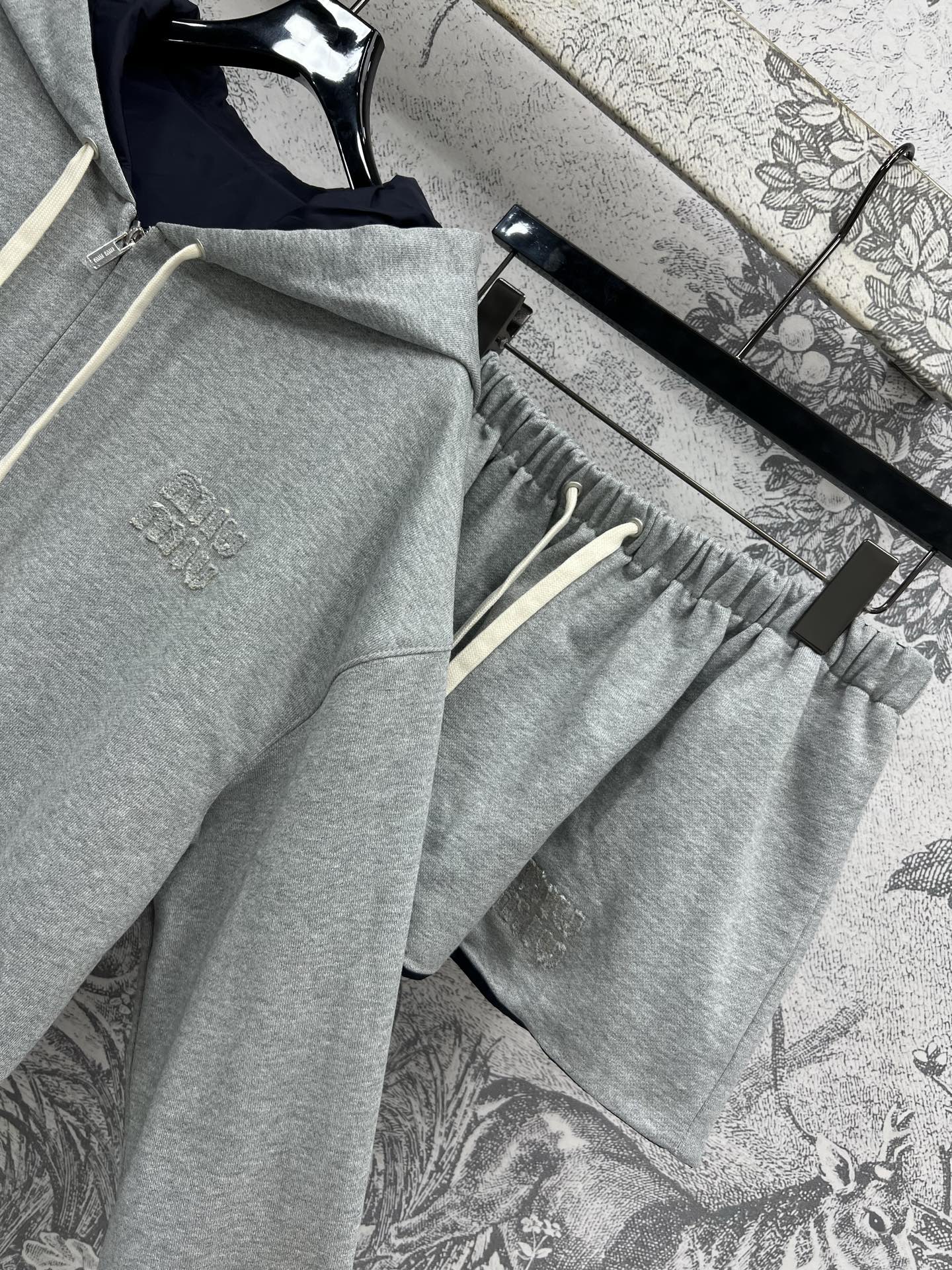 Miu 25夏季新款 双面穿休闲套装 连帽拉链外套+短裙 日常穿着更显休闲随性 一面灰色卫衣面料一面深蓝