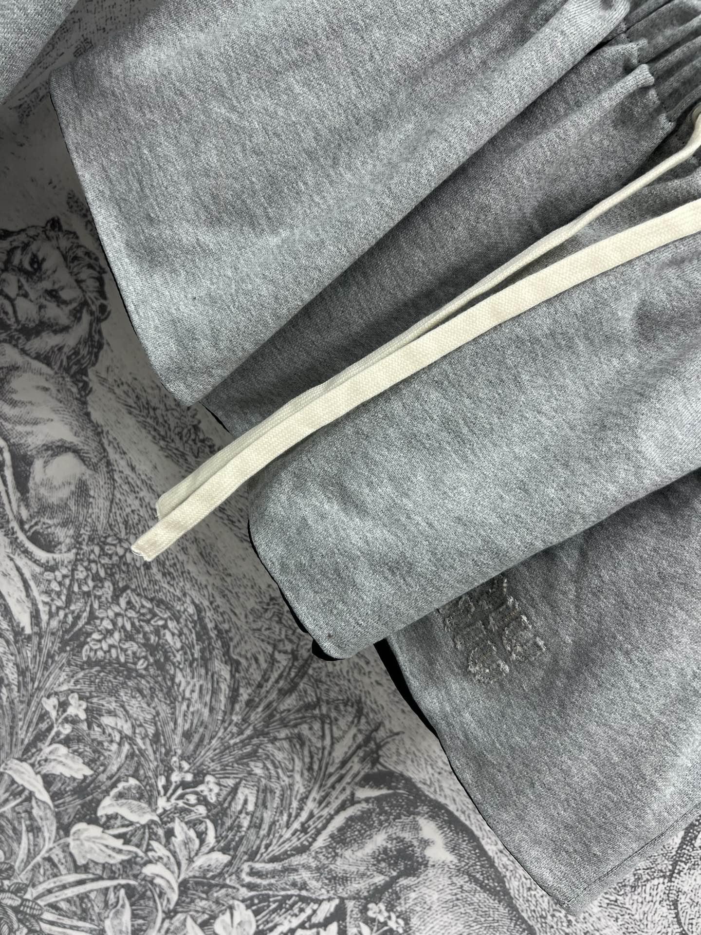 Miu 25夏季新款 双面穿休闲套装 连帽拉链外套+短裙 日常穿着更显休闲随性 一面灰色卫衣面料一面深蓝