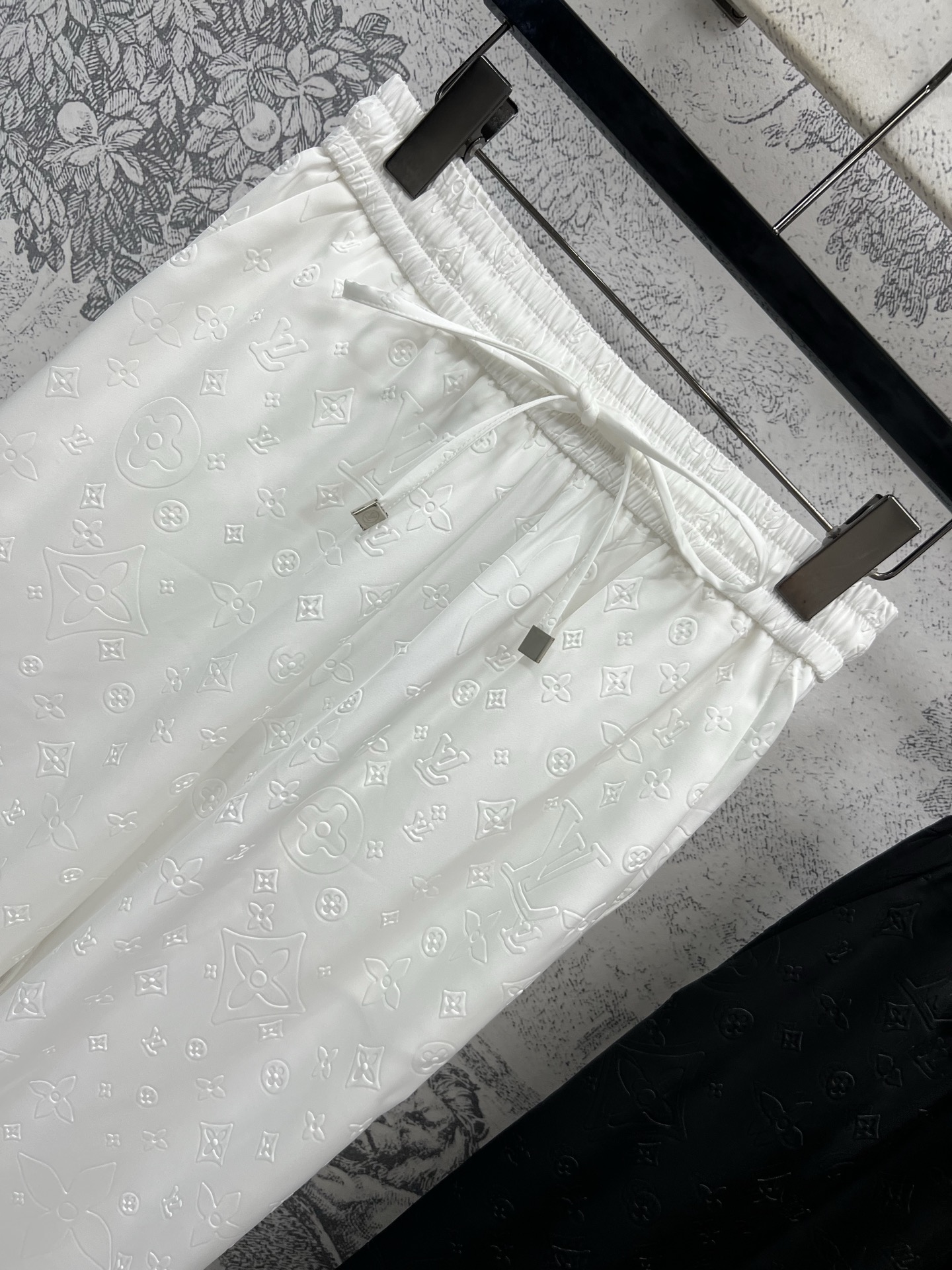 L家 25夏季新款 老花提花休闲裤 抽绳松紧腰身设计 上身轻松显瘦又舒适 立体的浮雕字母老花印花图案 简