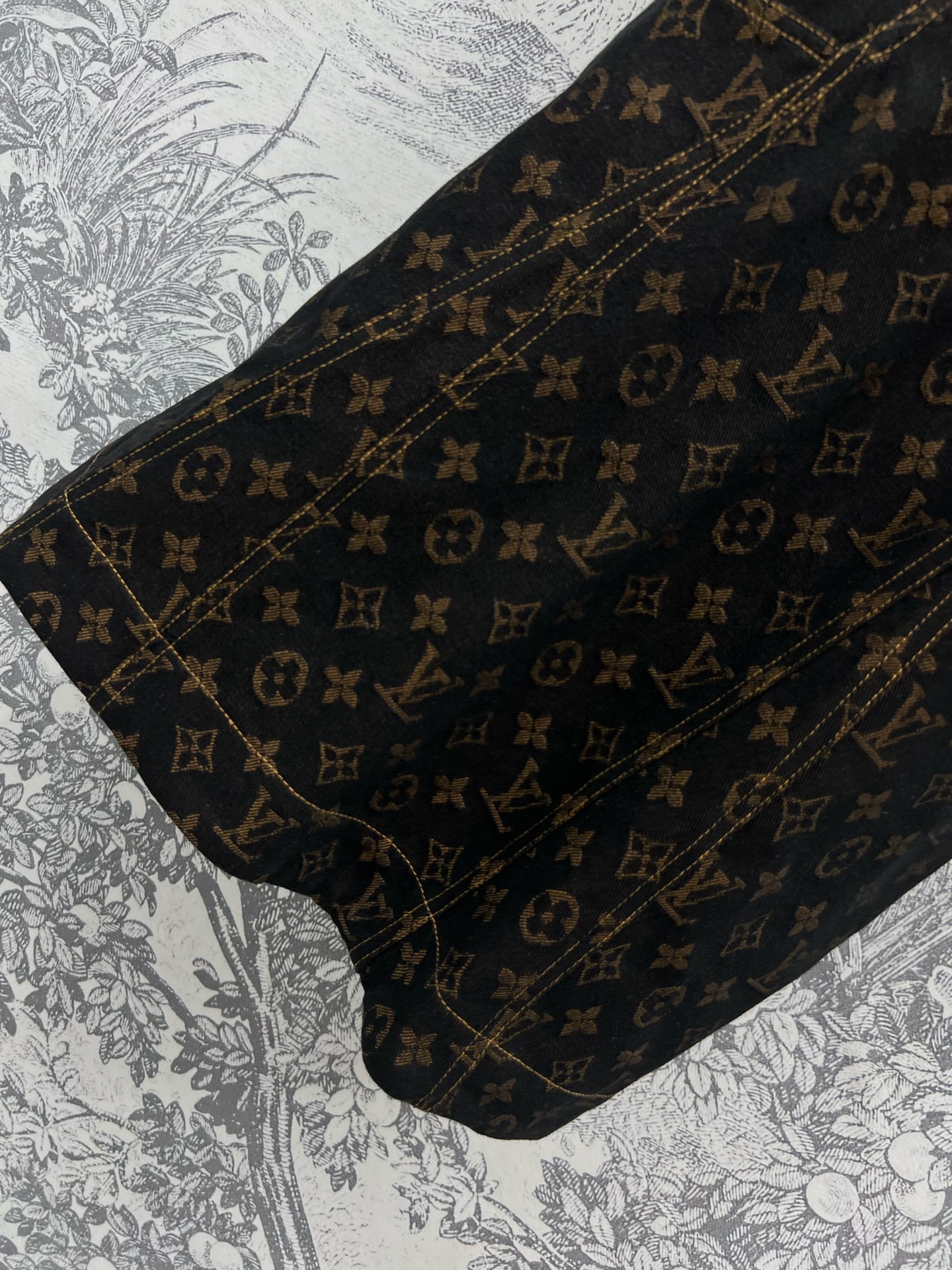 L家 25夏季新款 牛仔老花背心收腰连衣裙 经典的全幅Logo时髦又高级 前后V领设计 修身收腰版型勾勒