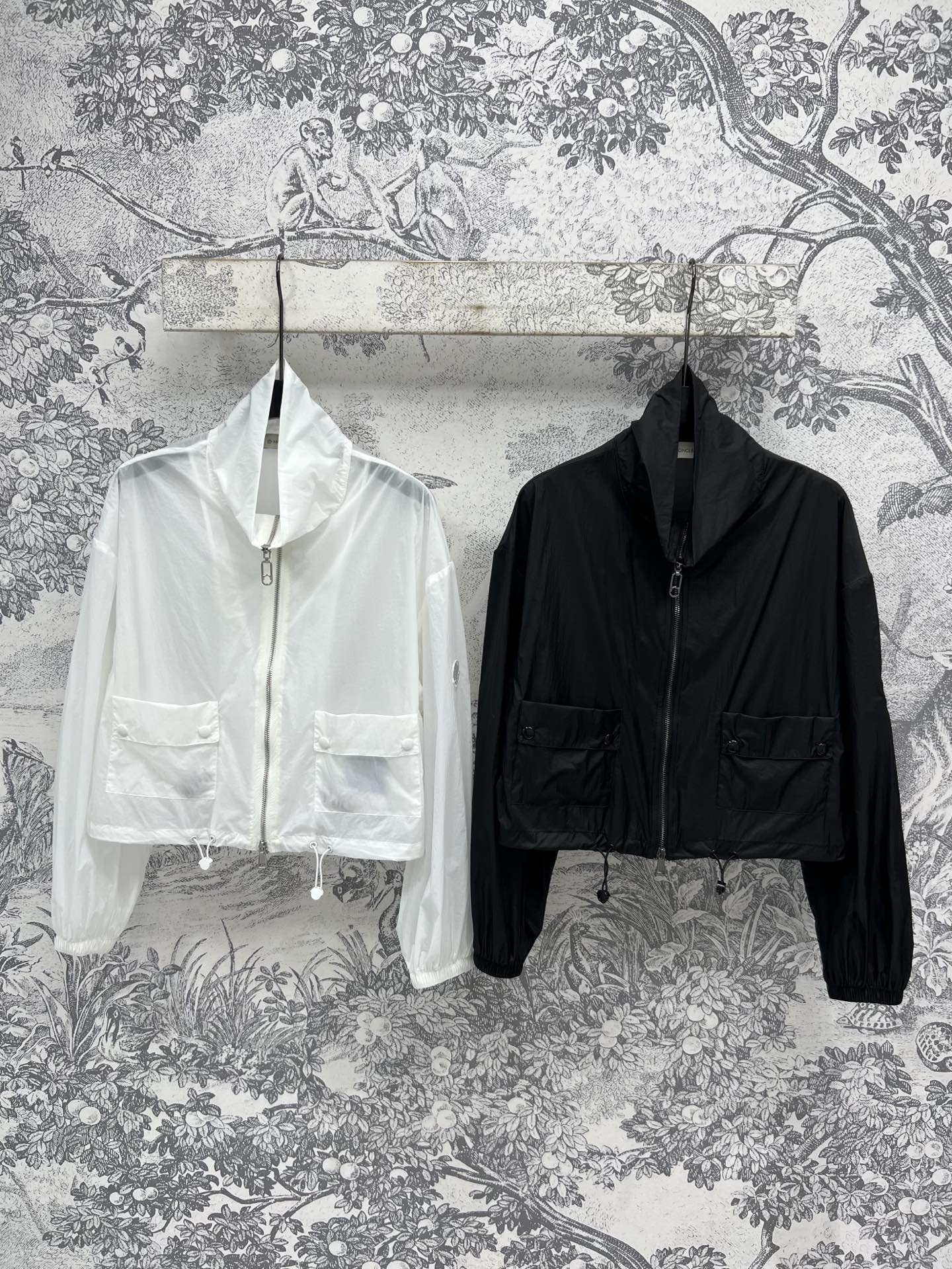 NO:429055,M Home 25 summer new style essential items stand-up collar sun protection clothes simple and versatile and has a big brand recognition Customized hardware logo accessories Sleeve letter logo embellishment Must-have for summer travel Functional sun protection fabric is very breathable and will not be stuffy Two colors and three codes SML, alexander wang19860909M家 25夏季新款 必备单品 立领防晒衣 简洁百搭又具有大牌感辨识度 定制五金logo配件 衣袖字母logo点缀 夏日出行必备款 功能性防晒面料透气性很好 不会闷热 两色三码 SML,,alexander wang,Women's clothing