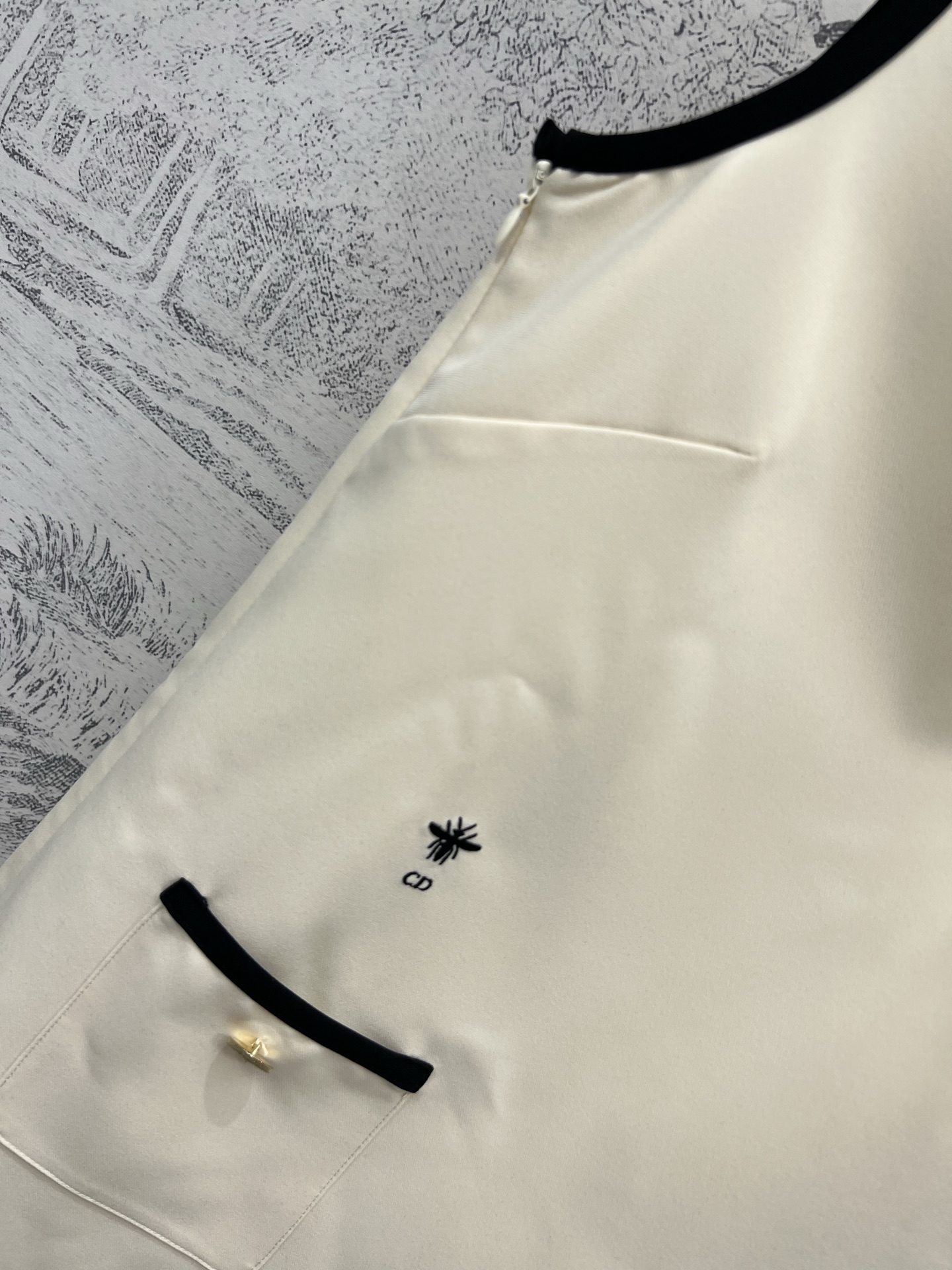 D家 25夏季新款 无袖肩扣直筒连衣裙 圆领背心设计 大气又优雅 右肩五角星⭐️扣饰点缀 简单又高级 上