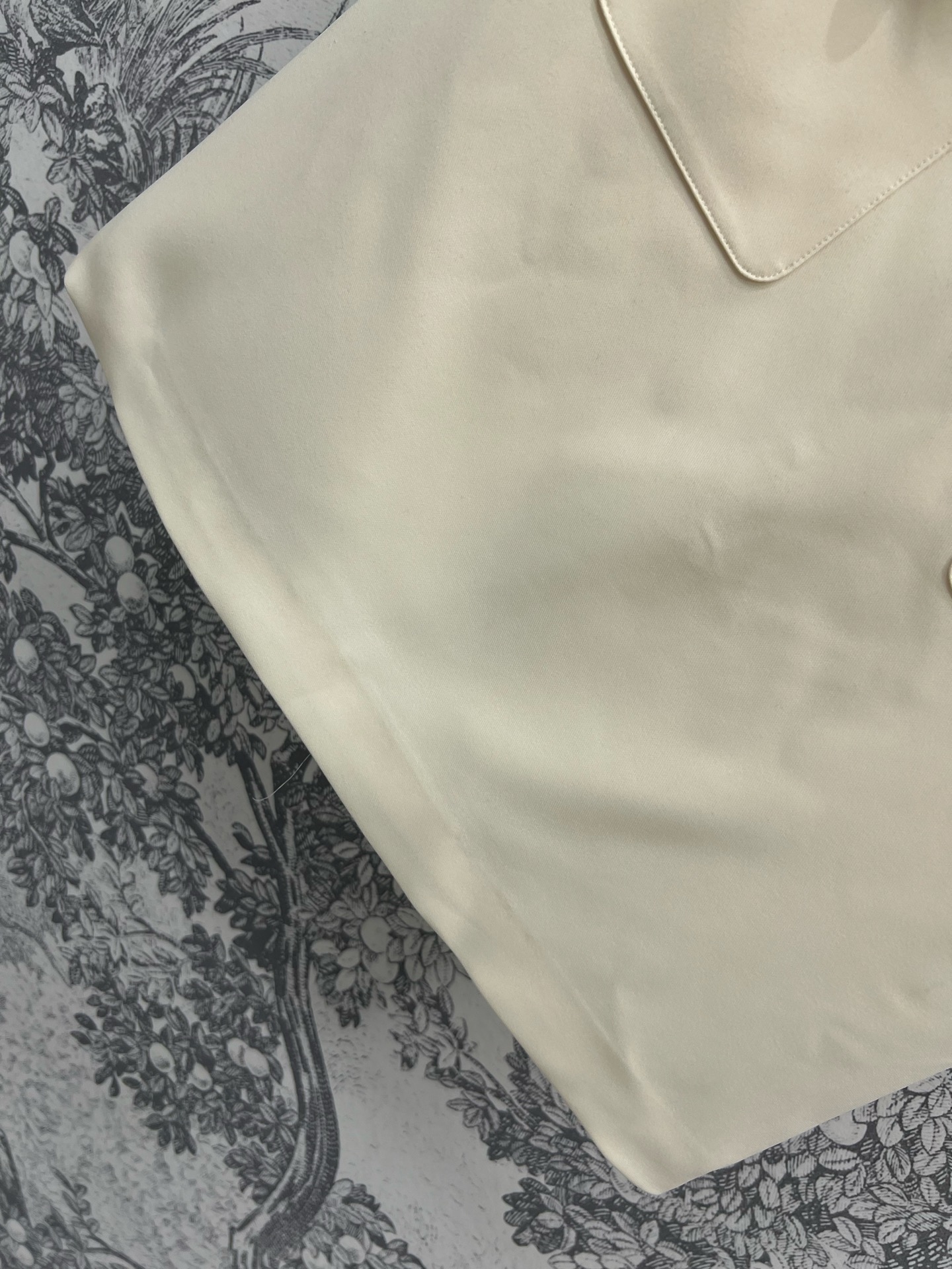 D家 25夏季新款 无袖肩扣直筒连衣裙 圆领背心设计 大气又优雅 右肩五角星⭐️扣饰点缀 简单又高级 上