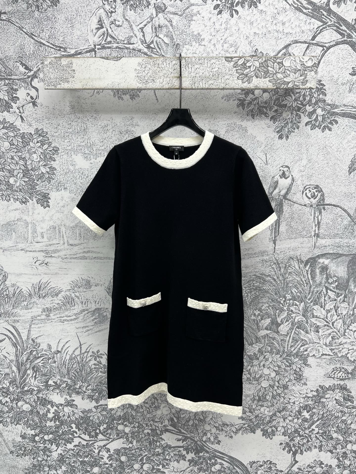 NO:430544,Xiaoxiang style 25 summer new black and white knitted series V-neck short cardigan + round neck short sleeve + half-breasted long-sleeved top + tied waisted cardigan + round neck short-sleeved dress YB custom hardware button decoration cute and playful Classic black and white color matching atmospheric and fashionable, durable and attractive, loose straight body style, relaxed and comfortable, hidden meat, hooded double pocket embellishment, gentle and soft super good-looking wool yarn fabric, excellent texture, three-code one color SML, skirts, T-shirt, hats, alexander wang19860909小香风 25夏季新款 黑白针织系列 V领短款开衫+圆领短袖+半排扣长袖上衣+系带收腰开衫+圆领短袖连衣裙 YB定制五金纽扣装饰可爱俏皮 经典黑白配色 大气时髦 耐看好穿 宽松的直身版型 松弛自在 藏肉一绝 连帽双口袋点缀 温温柔柔的超好看 羊毛纱线面料 质感超赞 一色三码 SML,,skirts,T-shirt,hats,alexander wang,Women's clothing