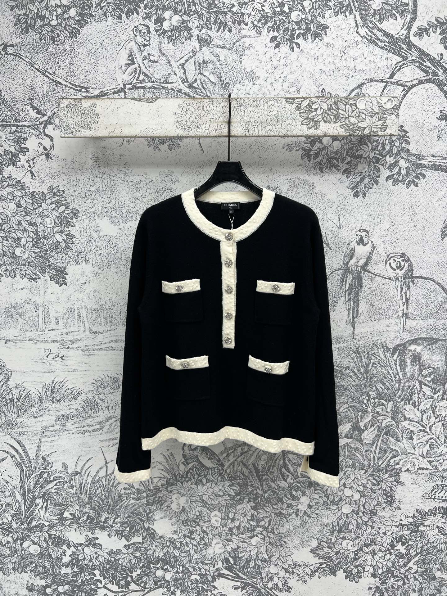 NO:430556,Xiaoxiang style 25 summer new black and white knitted series V-neck short cardigan + round neck short sleeve + half-breasted long-sleeved top + tied waisted cardigan + round neck short-sleeved dress YB custom hardware button decoration cute and playful Classic black and white color matching atmospheric and fashionable, durable and attractive, loose straight body style, relaxed and comfortable, hidden meat, hooded double pocket embellishment, gentle and soft super good-looking wool yarn fabric, excellent texture, three-code one color SML, skirts, T-shirt, hats, alexander wang19860909小香风 25夏季新款 黑白针织系列 V领短款开衫+圆领短袖+半排扣长袖上衣+系带收腰开衫+圆领短袖连衣裙 YB定制五金纽扣装饰可爱俏皮 经典黑白配色 大气时髦 耐看好穿 宽松的直身版型 松弛自在 藏肉一绝 连帽双口袋点缀 温温柔柔的超好看 羊毛纱线面料 质感超赞 一色三码 SML,,skirts,T-shirt,hats,alexander wang,Women's clothing