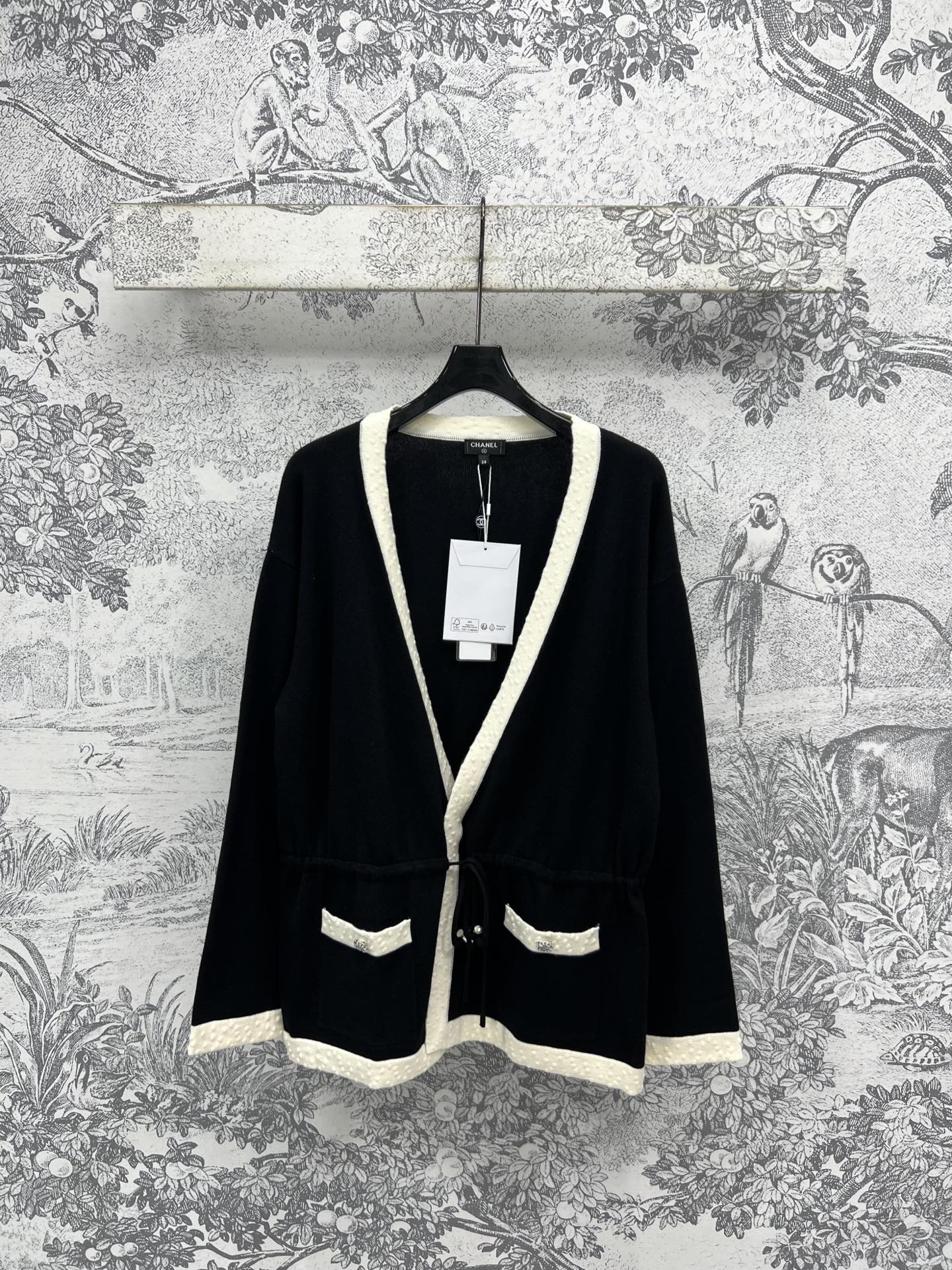 NO:430512,Xiaoxiang style 25 summer new black and white knitted series V-neck short cardigan + round neck short sleeve + half-breasted long-sleeved top + tied waisted cardigan + round neck short-sleeved dress YB custom hardware button decoration cute and playful Classic black and white color matching atmospheric and fashionable, durable and attractive, loose straight body style, relaxed and comfortable, hidden meat, hooded double pocket embellishment, gentle and soft super good-looking wool yarn fabric, excellent texture, three-code one color SML, skirts, T-shirt, hats, alexander wang19860909小香风 25夏季新款 黑白针织系列 V领短款开衫+圆领短袖+半排扣长袖上衣+系带收腰开衫+圆领短袖连衣裙 YB定制五金纽扣装饰可爱俏皮 经典黑白配色 大气时髦 耐看好穿 宽松的直身版型 松弛自在 藏肉一绝 连帽双口袋点缀 温温柔柔的超好看 羊毛纱线面料 质感超赞 一色三码 SML,,skirts,T-shirt,hats,alexander wang,Women's clothing