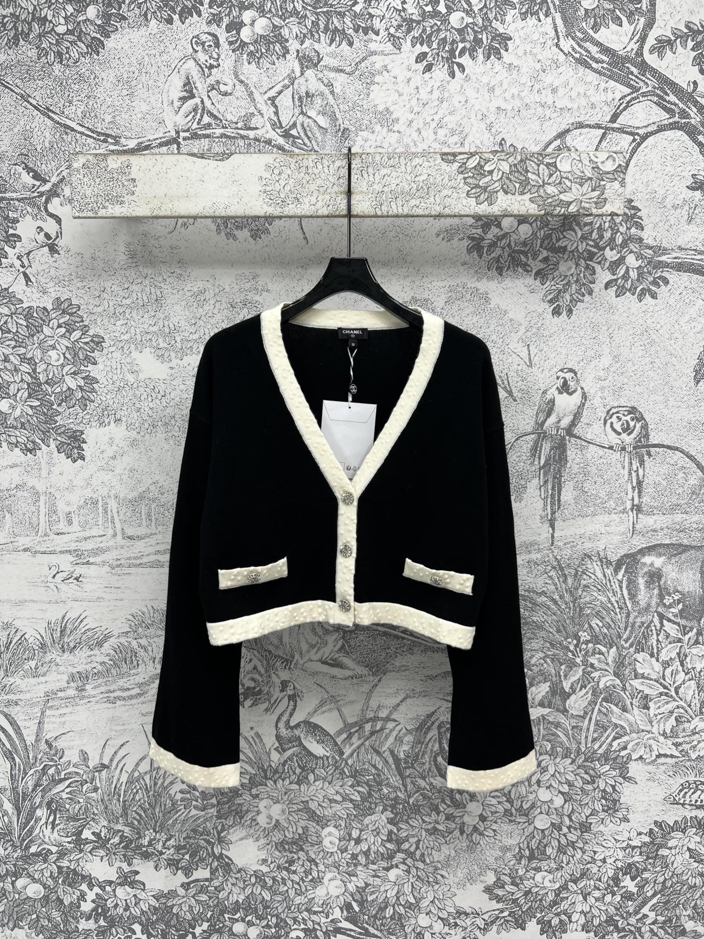 NO:430523,Xiaoxiang style 25 summer new black and white knitted series V-neck short cardigan + round neck short sleeve + half-breasted long-sleeved top + tied waisted cardigan + round neck short-sleeved dress YB custom hardware button decoration cute and playful Classic black and white color matching atmospheric and fashionable, durable and attractive, loose straight body style, relaxed and comfortable, hidden meat, hooded double pocket embellishment, gentle and soft super good-looking wool yarn fabric, excellent texture, three-code one color SML, skirts, T-shirt, hats, alexander wang19860909小香风 25夏季新款 黑白针织系列 V领短款开衫+圆领短袖+半排扣长袖上衣+系带收腰开衫+圆领短袖连衣裙 YB定制五金纽扣装饰可爱俏皮 经典黑白配色 大气时髦 耐看好穿 宽松的直身版型 松弛自在 藏肉一绝 连帽双口袋点缀 温温柔柔的超好看 羊毛纱线面料 质感超赞 一色三码 SML,,skirts,T-shirt,hats,alexander wang,Women's clothing