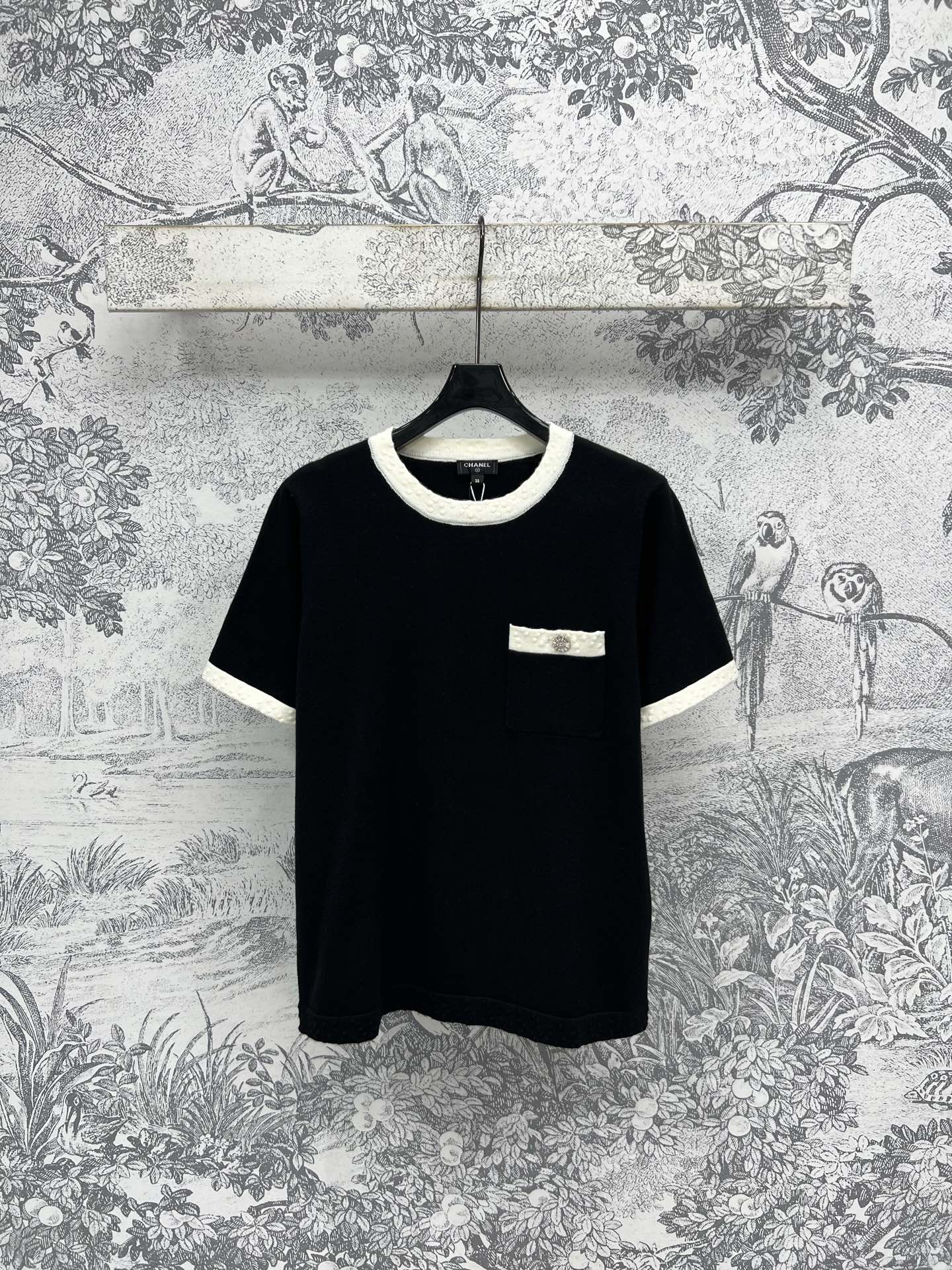 NO:430535,Xiaoxiang style 25 summer new black and white knitted series V-neck short cardigan + round neck short sleeve + half-breasted long-sleeved top + tied waisted cardigan + round neck short-sleeved dress YB custom hardware button decoration cute and playful Classic black and white color matching atmospheric and fashionable, durable and attractive, loose straight body style, relaxed and comfortable, hidden meat, hooded double pocket embellishment, gentle and soft super good-looking wool yarn fabric, excellent texture, three-code one color SML, skirts, T-shirt, hats, alexander wang19860909小香风 25夏季新款 黑白针织系列 V领短款开衫+圆领短袖+半排扣长袖上衣+系带收腰开衫+圆领短袖连衣裙 YB定制五金纽扣装饰可爱俏皮 经典黑白配色 大气时髦 耐看好穿 宽松的直身版型 松弛自在 藏肉一绝 连帽双口袋点缀 温温柔柔的超好看 羊毛纱线面料 质感超赞 一色三码 SML,,skirts,T-shirt,hats,alexander wang,Women's clothing