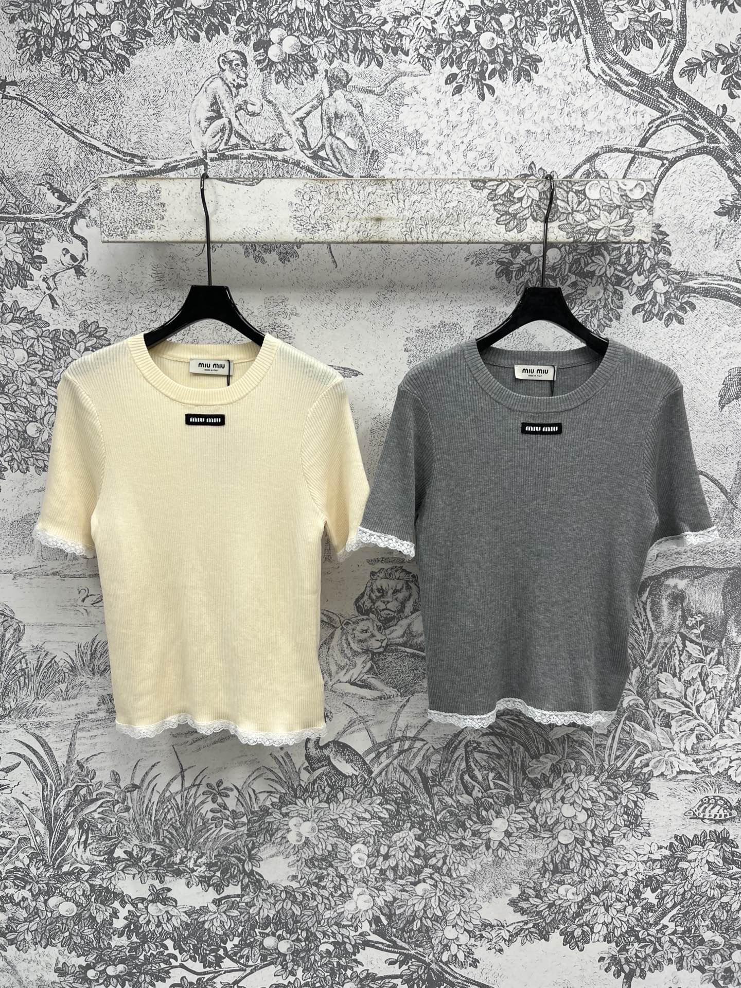 NO:430546,Miu 25 summer new model, lace lace knitted short sleeves, classic embroidery logo embellishment, highlighting the brand's charm, short slim knitted top, lace lace embellishment, top body, showing tenderness and temperament, basic simple style, simple and versatile, the upper body looks very slim, wool yarn fabric creates a soft, comfortable and undesirable temperament item, excellent workmanship quality, two colors and three codes, SML,,miumiu, T-shirt, alexander wang19860909Miu 25夏季新款 蕾丝花边针织短袖 经典刺绣logo贴布点缀 彰显品牌魅力 短款修身针织上衣 蕾丝花边点缀上身巨显温柔气质 基础简约款 简约又百搭 上身非常显瘦 羊毛纱线面料打造软糯舒适不挑人的气质单品 做工品质都很赞 两色三码 SML,,miumiu,T-shirt,alexander wang,Women's clothing