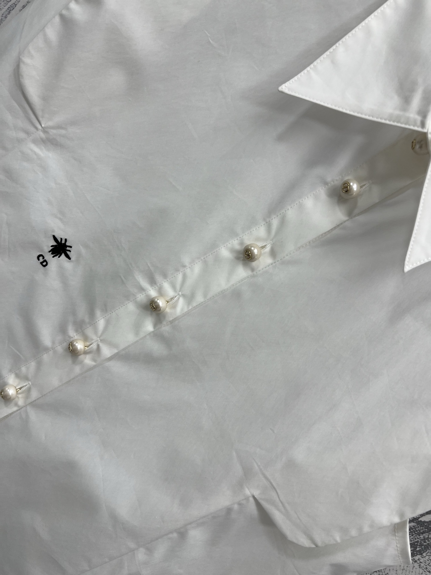 D家 25夏季新款 小蜜蜂🐝刺绣无袖衬衣 上身气质又高级 无袖衬衣款 搭配各种半裙 短裤都很加点 定位的