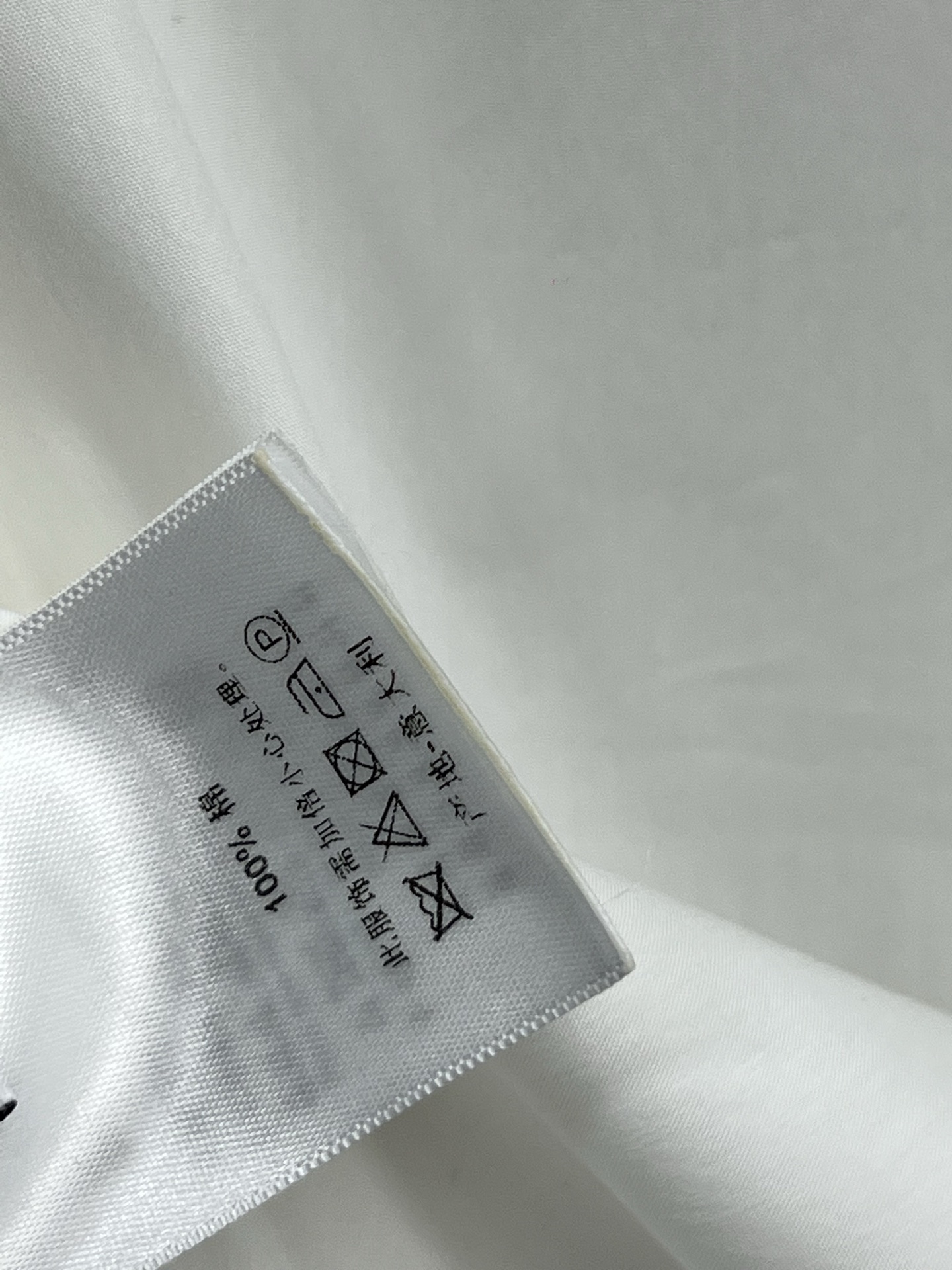 D家 25夏季新款 小蜜蜂🐝刺绣无袖衬衣 上身气质又高级 无袖衬衣款 搭配各种半裙 短裤都很加点 定位的