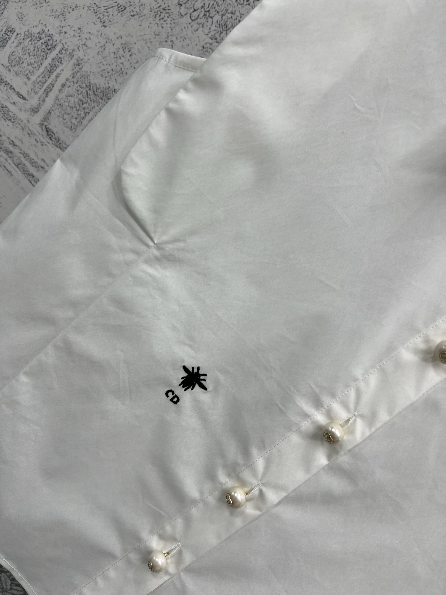 D家 25夏季新款 小蜜蜂🐝刺绣无袖衬衣 上身气质又高级 无袖衬衣款 搭配各种半裙 短裤都很加点 定位的