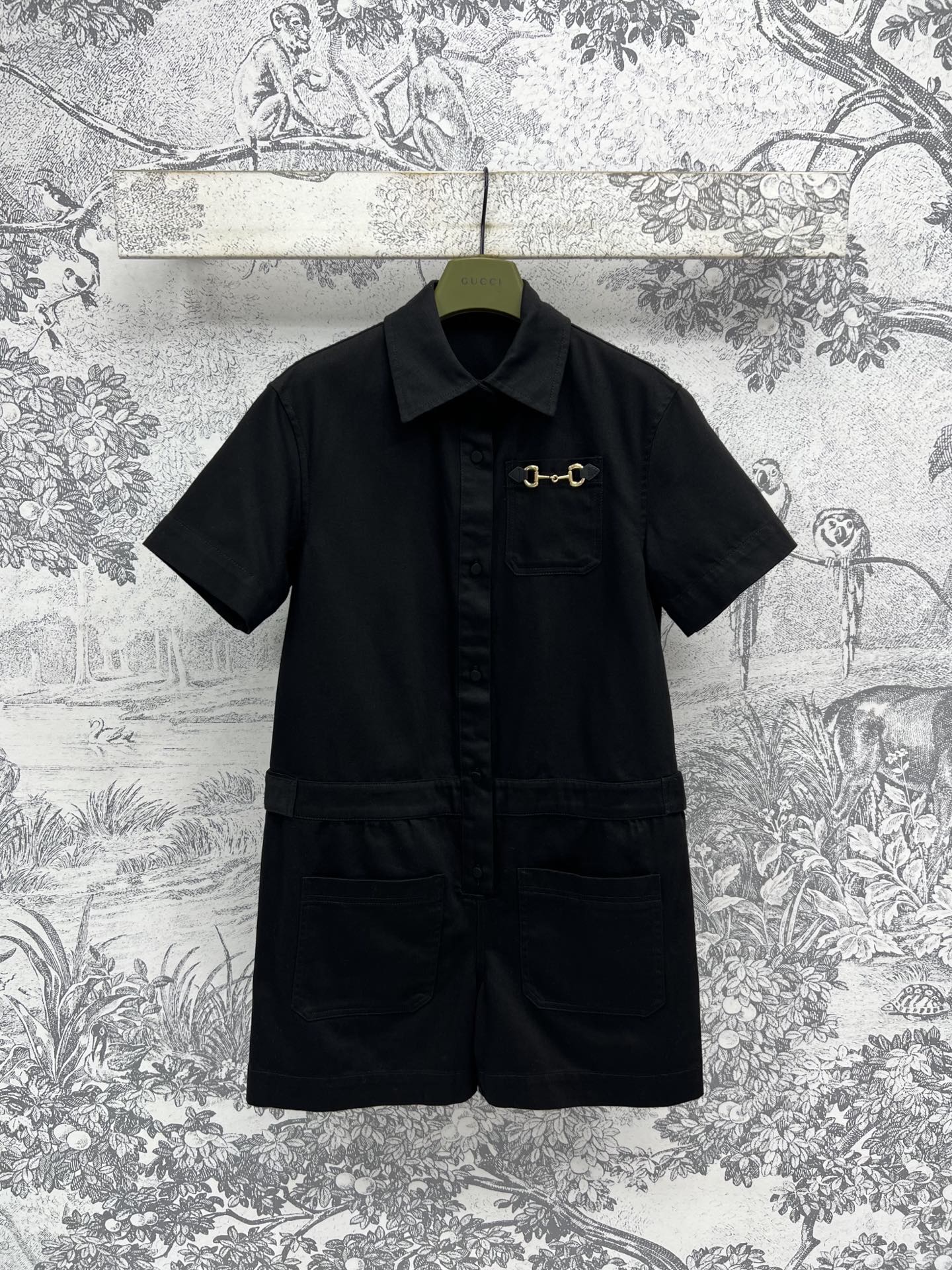 G家 25夏季新款 马鞍扣装饰休闲系列  翻领短袖衬衣+翻领短袖连体裤+半身裙 正面口袋上饰重工定制的马