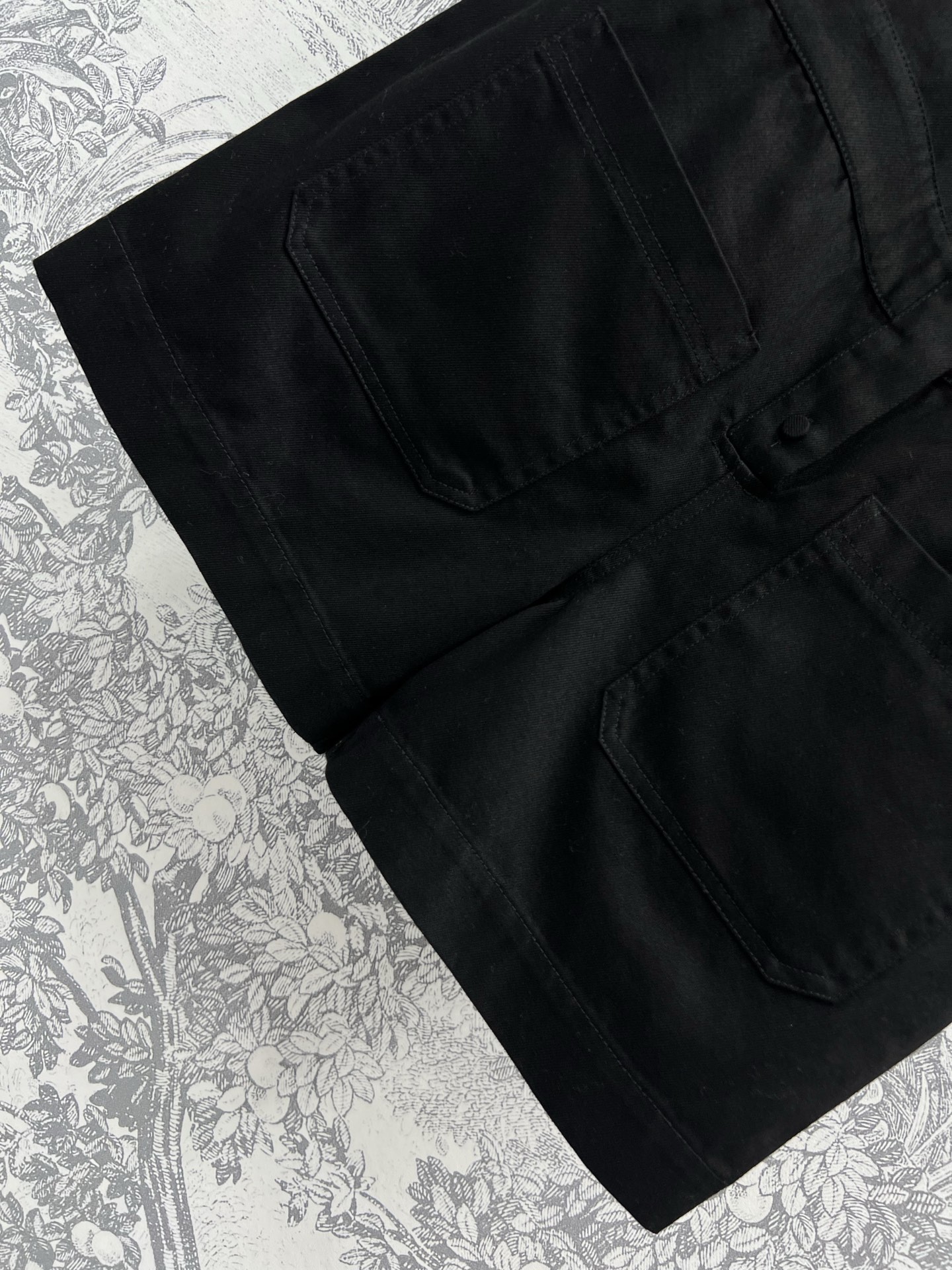 G家 25夏季新款 马鞍扣装饰休闲系列  翻领短袖衬衣+翻领短袖连体裤+半身裙 正面口袋上饰重工定制的马