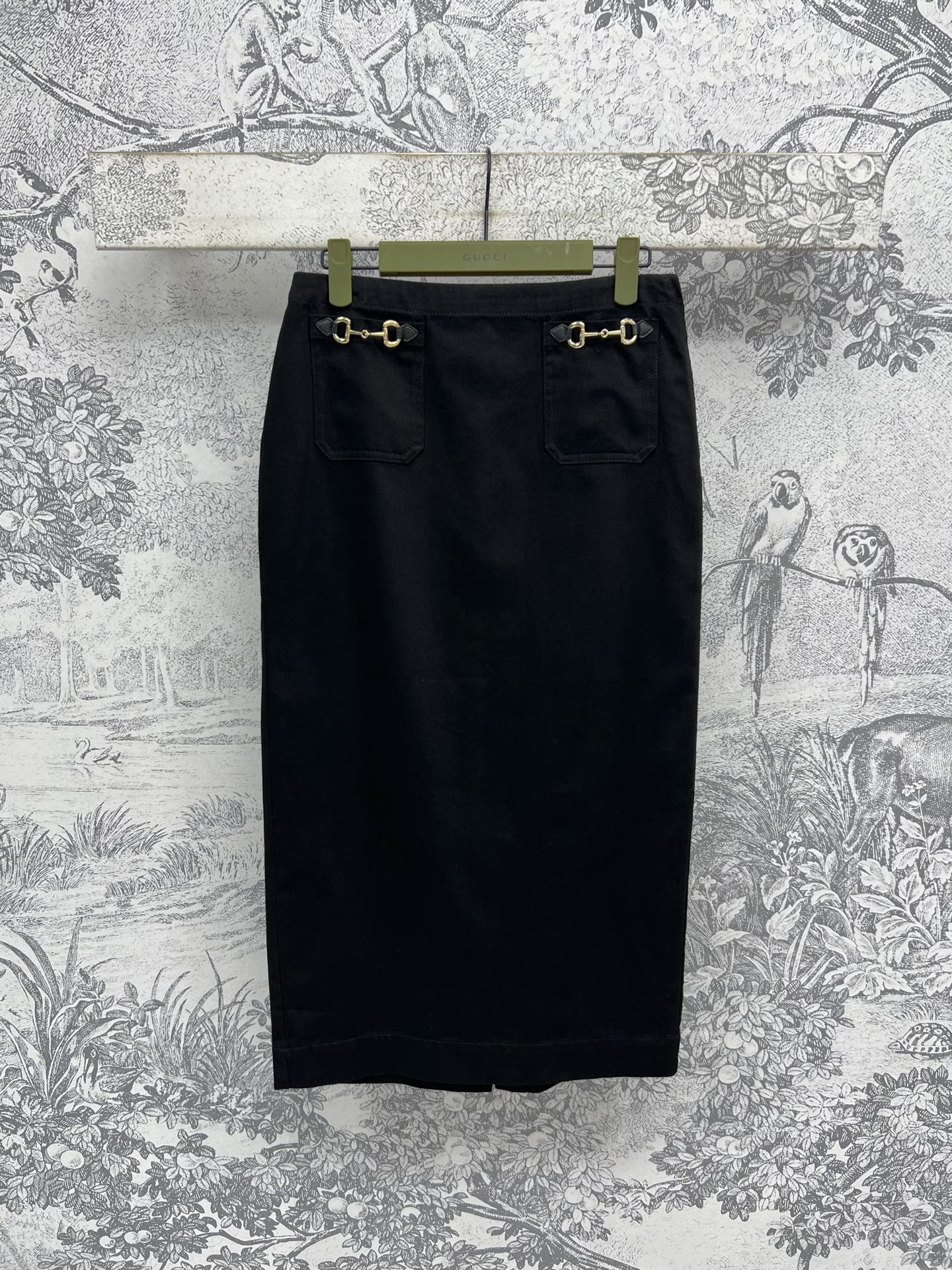 NO:430567,G Home 25 summer new saddle button decoration casual series Lapel short-sleeved shirt + lapel short-sleeved jumpsuit + skirt The front pocket decoration is more refined. Three-dimensional tailoring, slimming and long legs, retro Hong Kong style. A series of matching top body is really good to see. One color and three-code set for sale SML, gucci, skirts, T-shirt, alexander wang19860909G家 25夏季新款 马鞍扣装饰休闲系列 翻领短袖衬衣+翻领短袖连体裤+半身裙 正面口袋上饰重工定制的马鞍包五金装饰更显精致 立体剪裁剪裁 显瘦显腿长复古港风 一系列搭配上身真的有被好看到 一色三码 一套出售SML,,gucci,skirts,T-shirt,alexander wang,Women's clothing