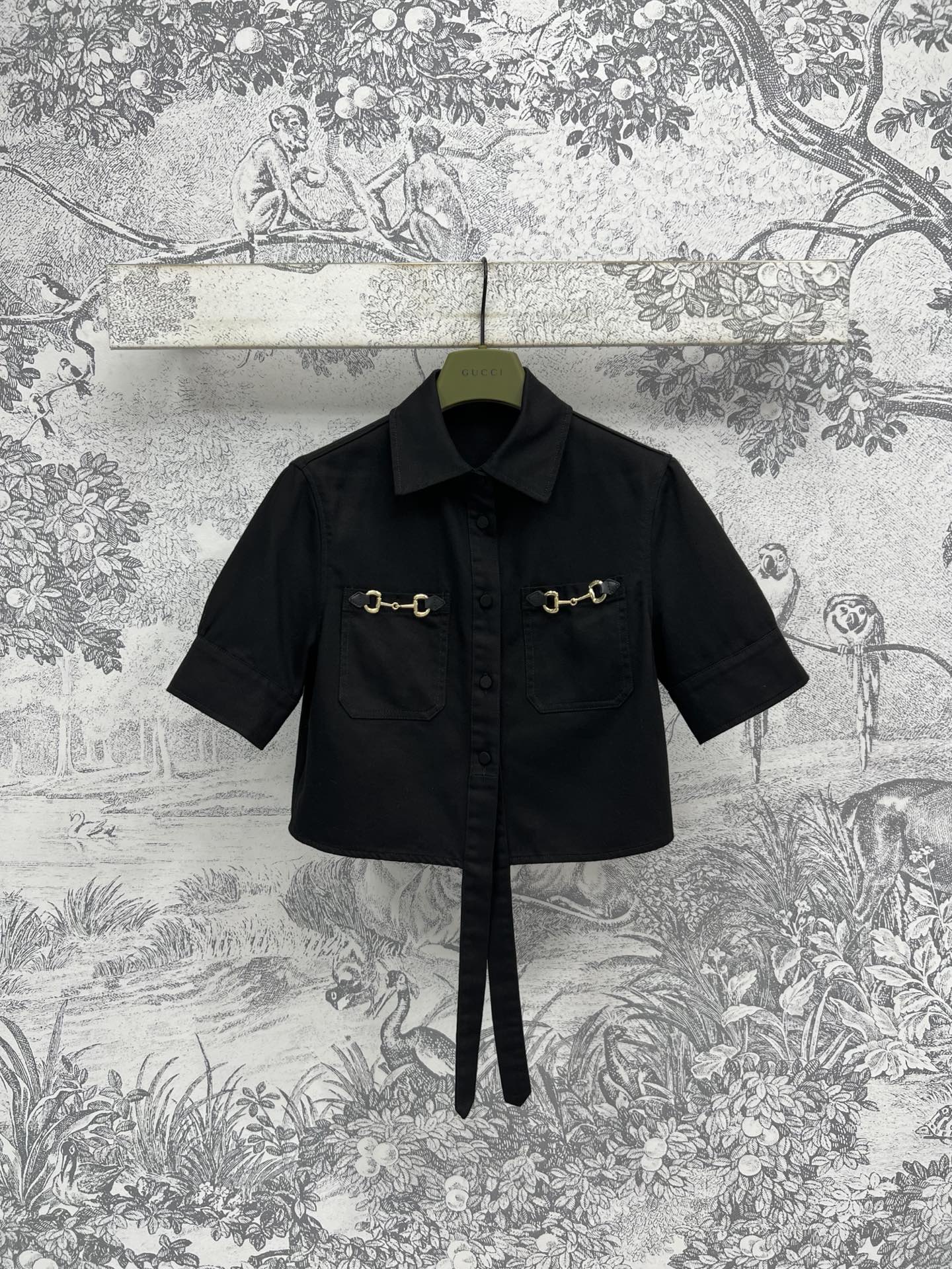 NO:430576,G Home 25 summer new saddle button decoration casual series Lapel short-sleeved shirt + lapel short-sleeved jumpsuit + skirt The front pocket decoration is more refined. Three-dimensional tailoring, slimming and long legs, retro Hong Kong style. A series of matching upper body is really good to see. One color and three-code set for sale. SML m, gucci, skirts, T-shirt, alexander wang19860909G家 25夏季新款 马鞍扣装饰休闲系列 翻领短袖衬衣+翻领短袖连体裤+半身裙 正面口袋上饰重工定制的马鞍包五金装饰更显精致 立体剪裁剪裁 显瘦显腿长复古港风 一系列搭配上身真的有被好看到 一色三码 一套出售SML m,,gucci,skirts,T-shirt,alexander wang,Women's clothing