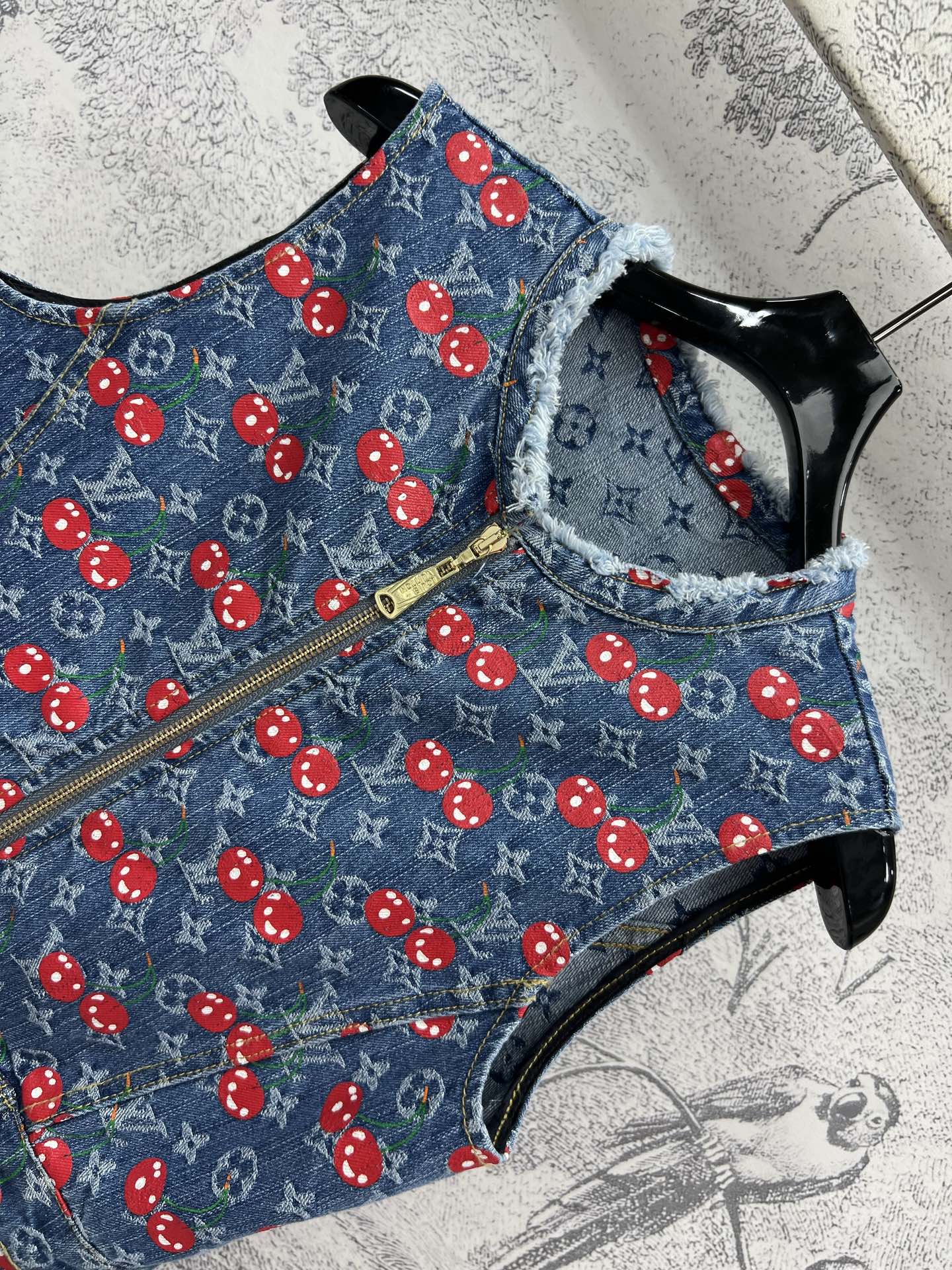 L家 25夏季新款 樱桃🍒老花牛仔系列 翻领夹克外套+背心连体裙+圆领马甲外套+双排扣短裙+短裤+阔腿长