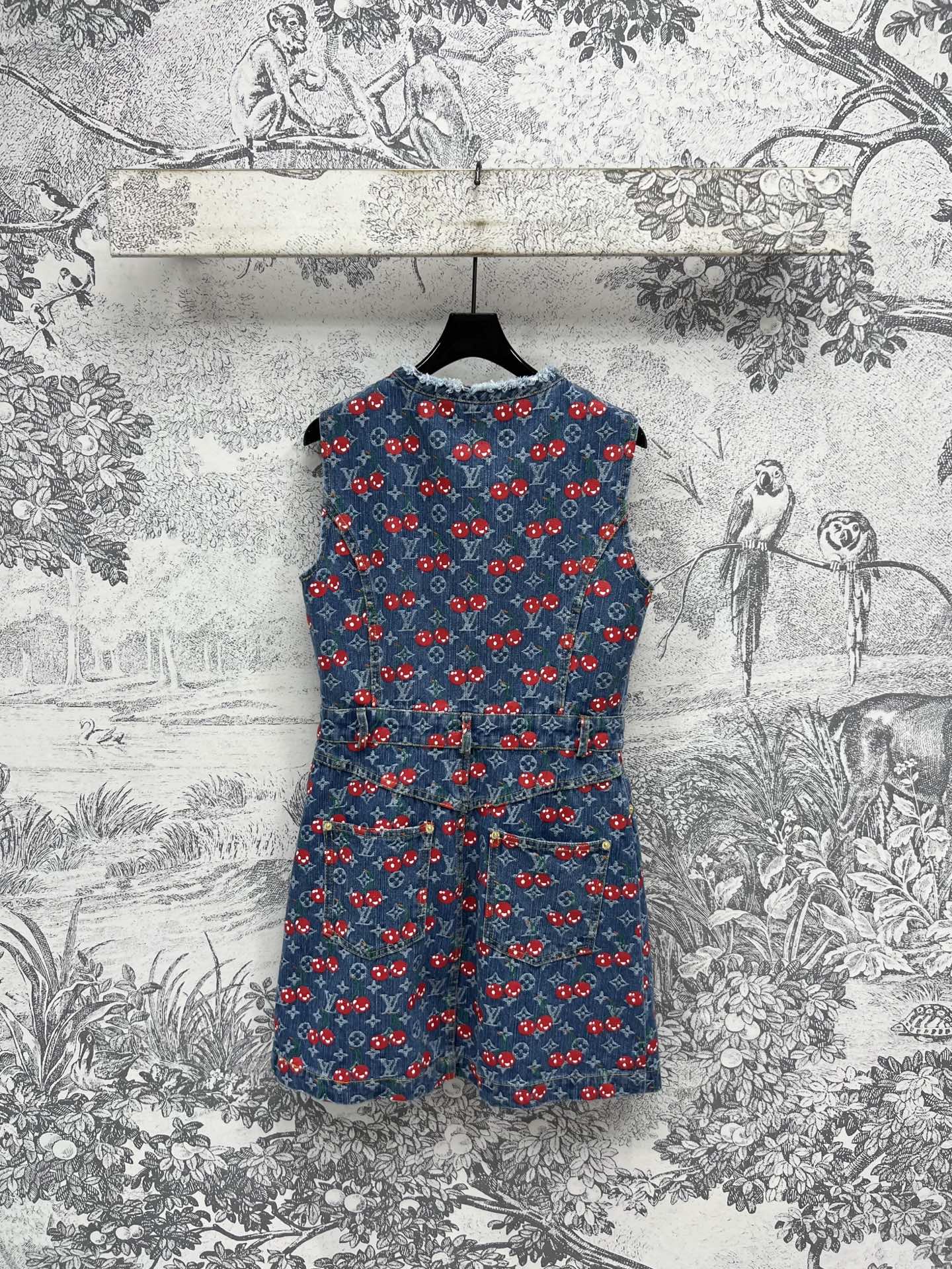 L家 25夏季新款 樱桃🍒老花牛仔系列 翻领夹克外套+背心连体裙+圆领马甲外套+双排扣短裙+短裤+阔腿长