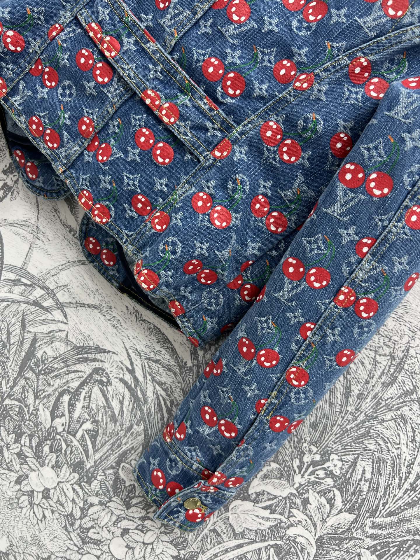 L家 25夏季新款 樱桃🍒老花牛仔系列 翻领夹克外套+背心连体裙+圆领马甲外套+双排扣短裙+短裤+阔腿长