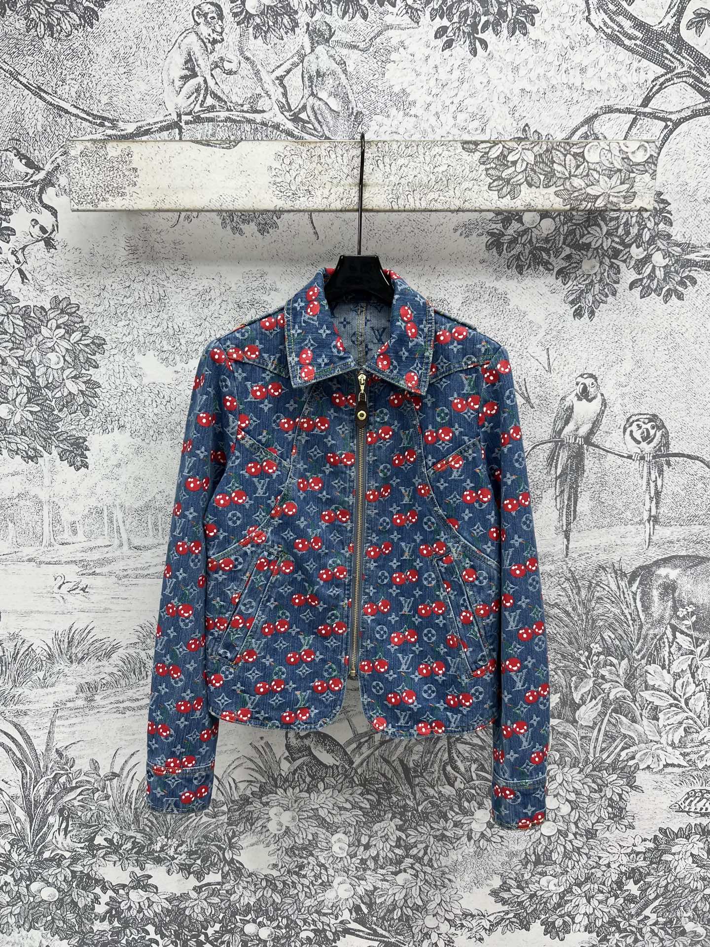 L家 25夏季新款 樱桃🍒老花牛仔系列 翻领夹克外套+背心连体裙+圆领马甲外套+双排扣短裙+短裤+阔腿长