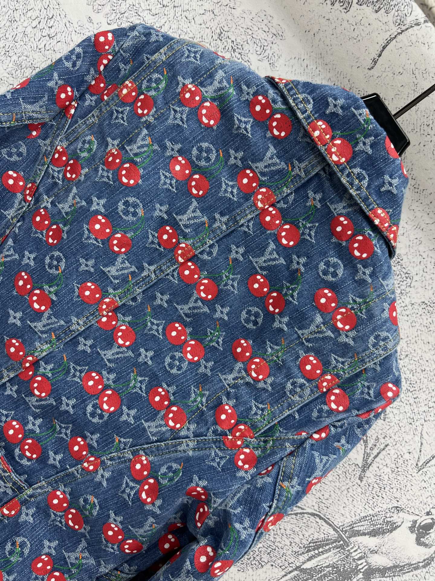 L家 25夏季新款 樱桃🍒老花牛仔系列 翻领夹克外套+背心连体裙+圆领马甲外套+双排扣短裙+短裤+阔腿长