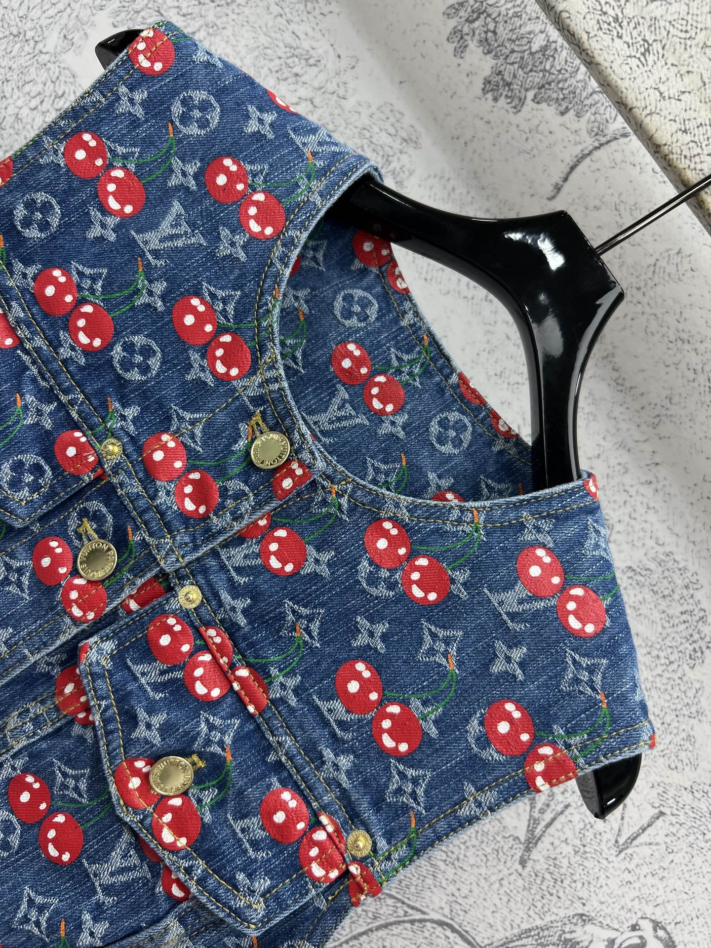 L家 25夏季新款 樱桃🍒老花牛仔系列 翻领夹克外套+背心连体裙+圆领马甲外套+双排扣短裙+短裤+阔腿长