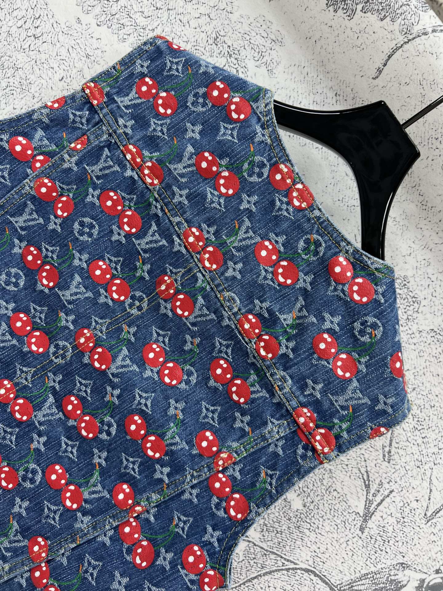 L家 25夏季新款 樱桃🍒老花牛仔系列 翻领夹克外套+背心连体裙+圆领马甲外套+双排扣短裙+短裤+阔腿长