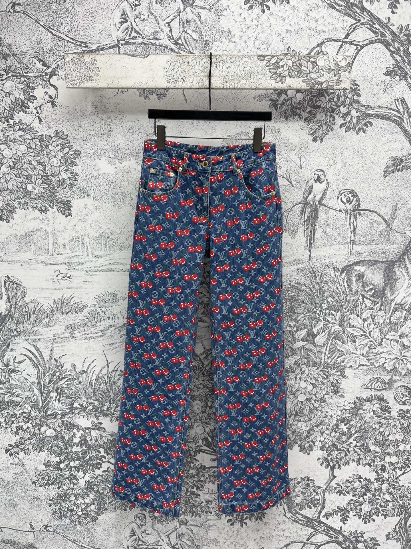 L家 25夏季新款 樱桃🍒老花牛仔系列 翻领夹克外套+背心连体裙+圆领马甲外套+双排扣短裙+短裤+阔腿长