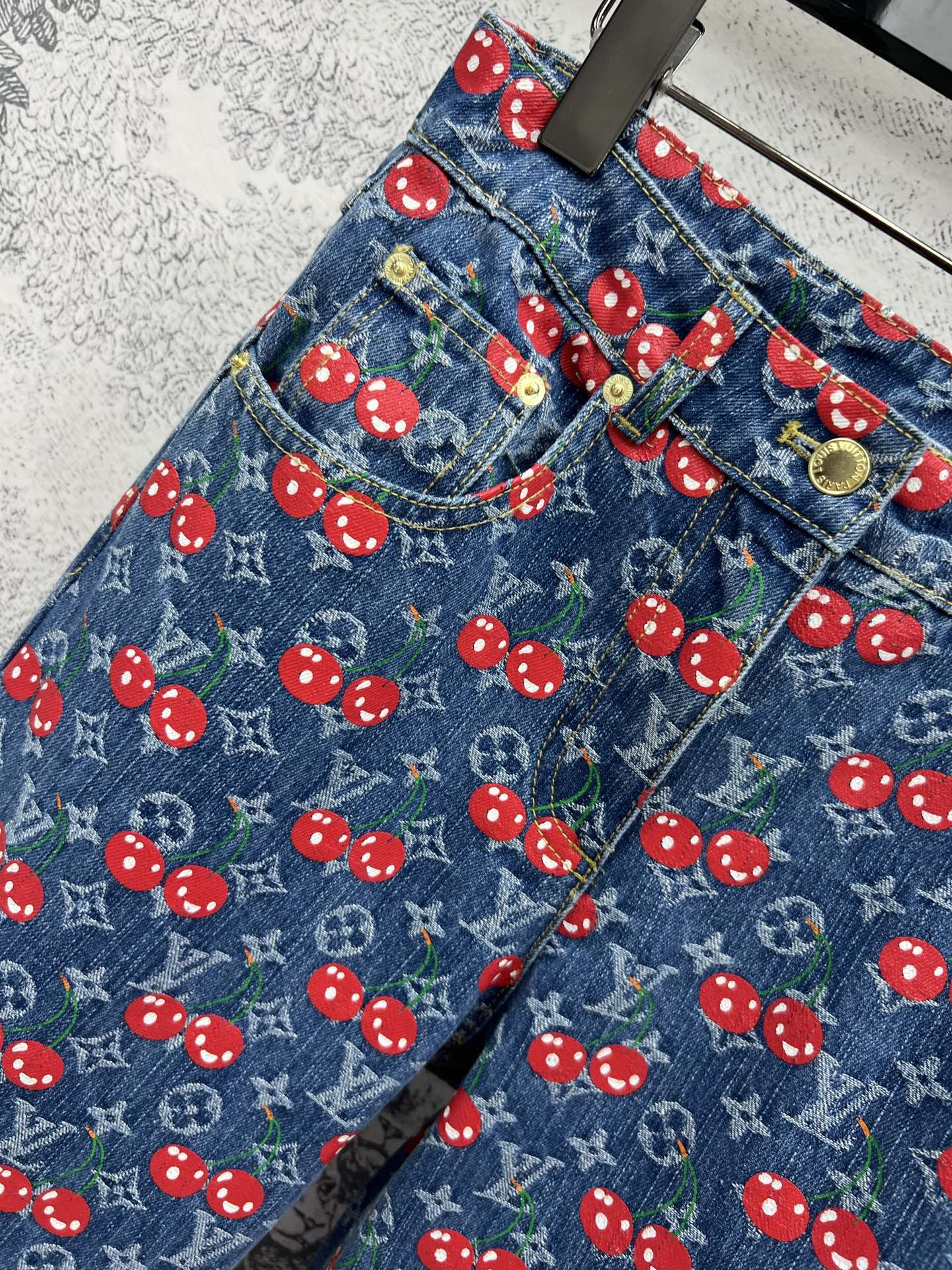 L家 25夏季新款 樱桃🍒老花牛仔系列 翻领夹克外套+背心连体裙+圆领马甲外套+双排扣短裙+短裤+阔腿长